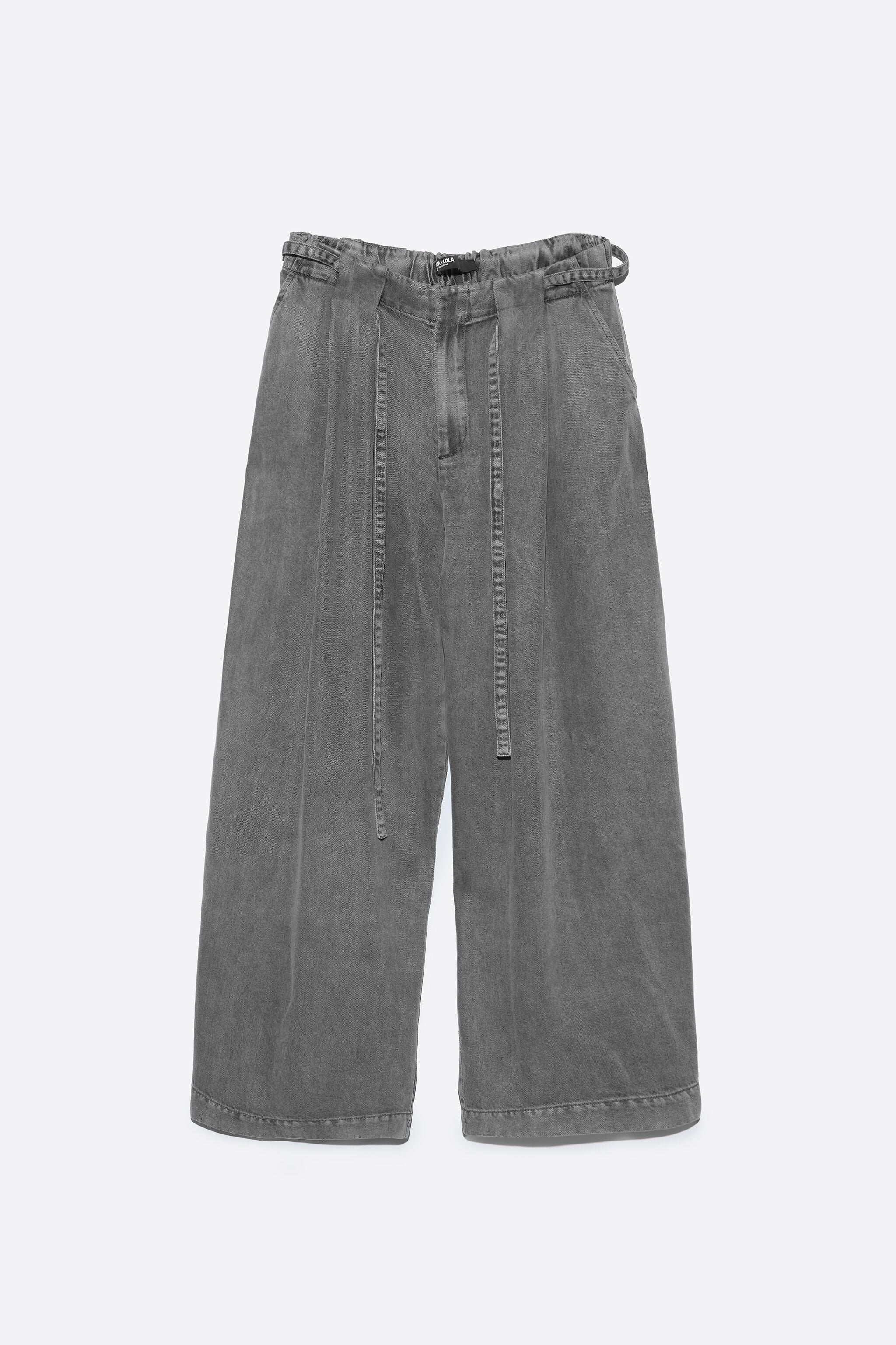 Calça jeans fluida cinza lavada com cinto.
