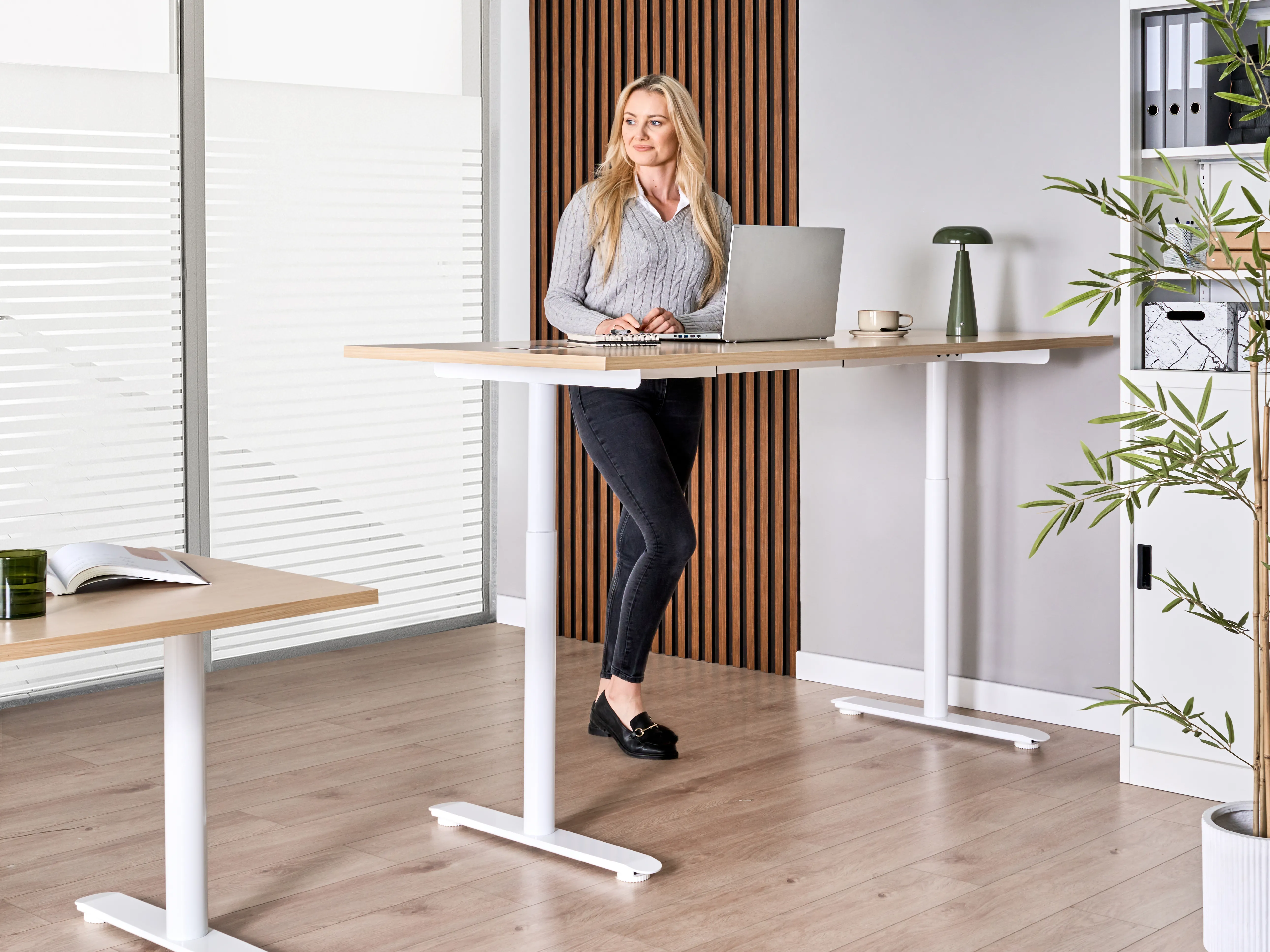 Elektrisch verstelbaar sta-bureau DESTINAS Lichtbruin/wit 180 cm 72 cm