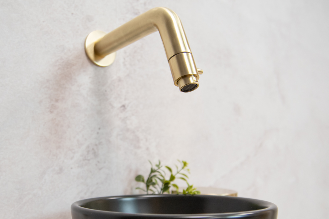 Saniclear Baru fonteinset met eiken plank, zwarte waskom en gouden kraan voor in het toilet