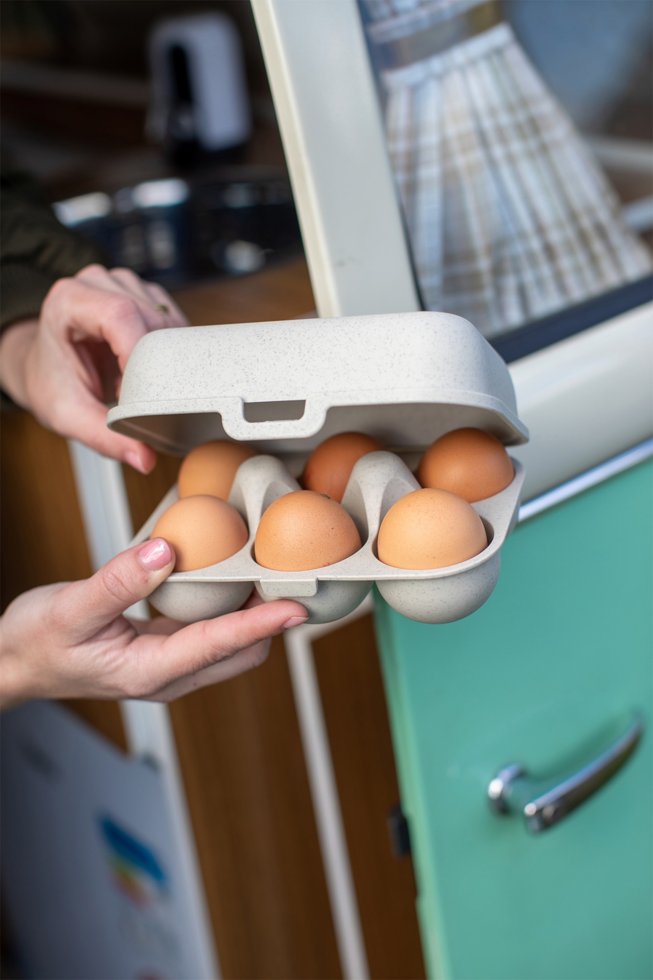 Koziol Eggs to go mini Eierbox für 6 Eier ash grey