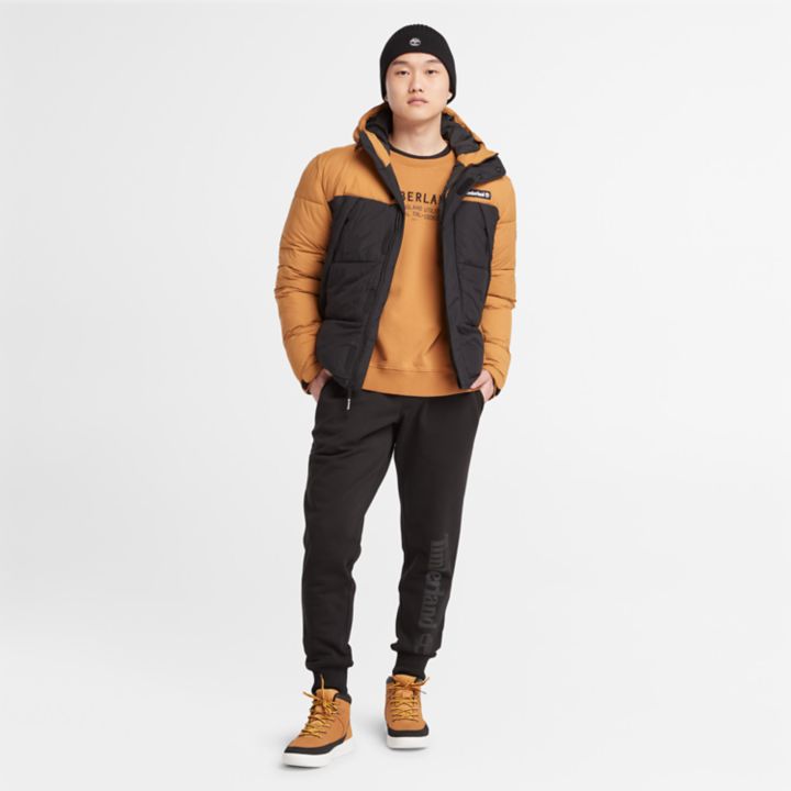 Moletom utilitário masculino com gola redonda na cor amarelo escuro.