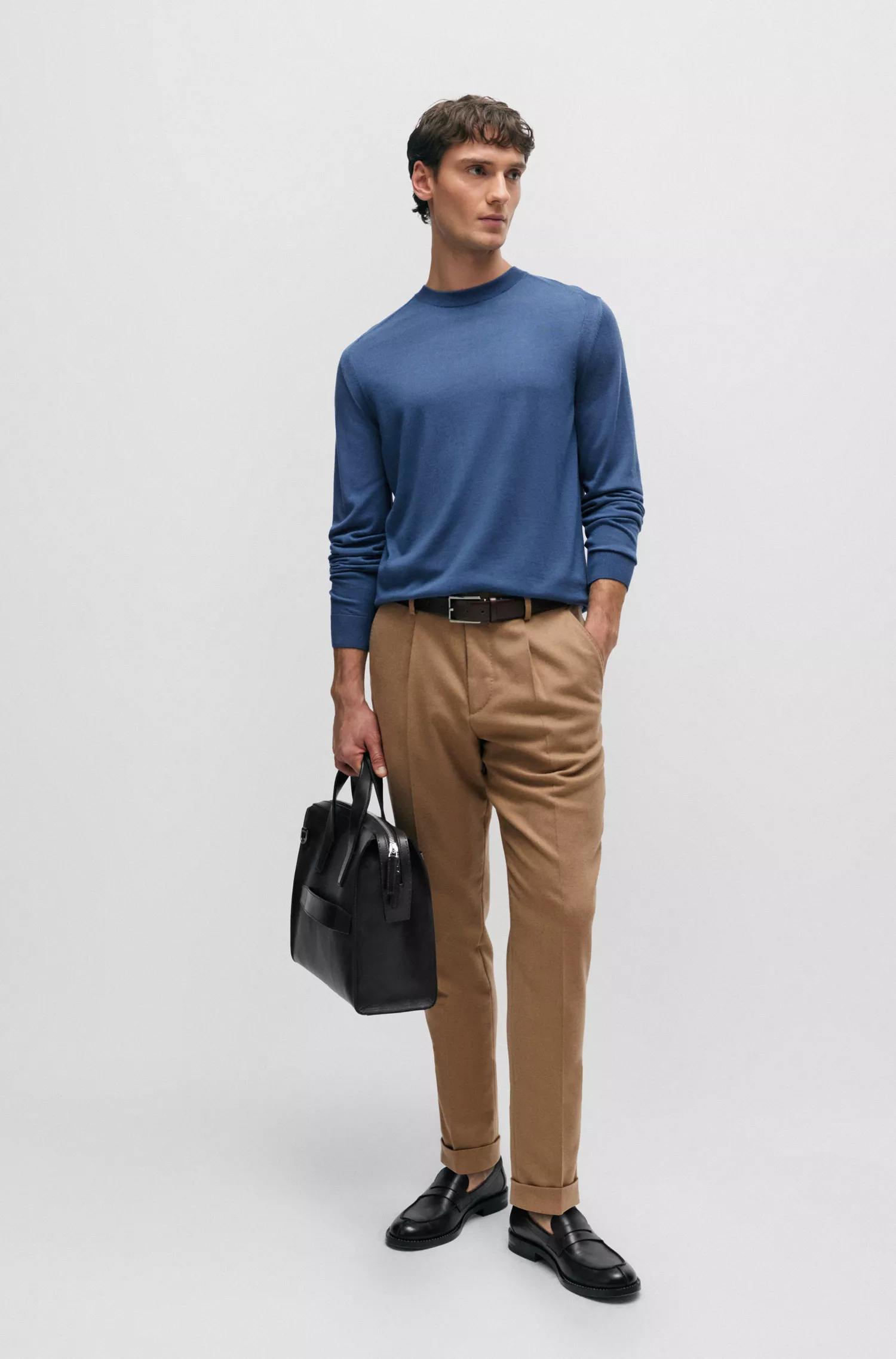 Suéter BOSS cor camelo, corte regular, em lã, seda e cashmere.