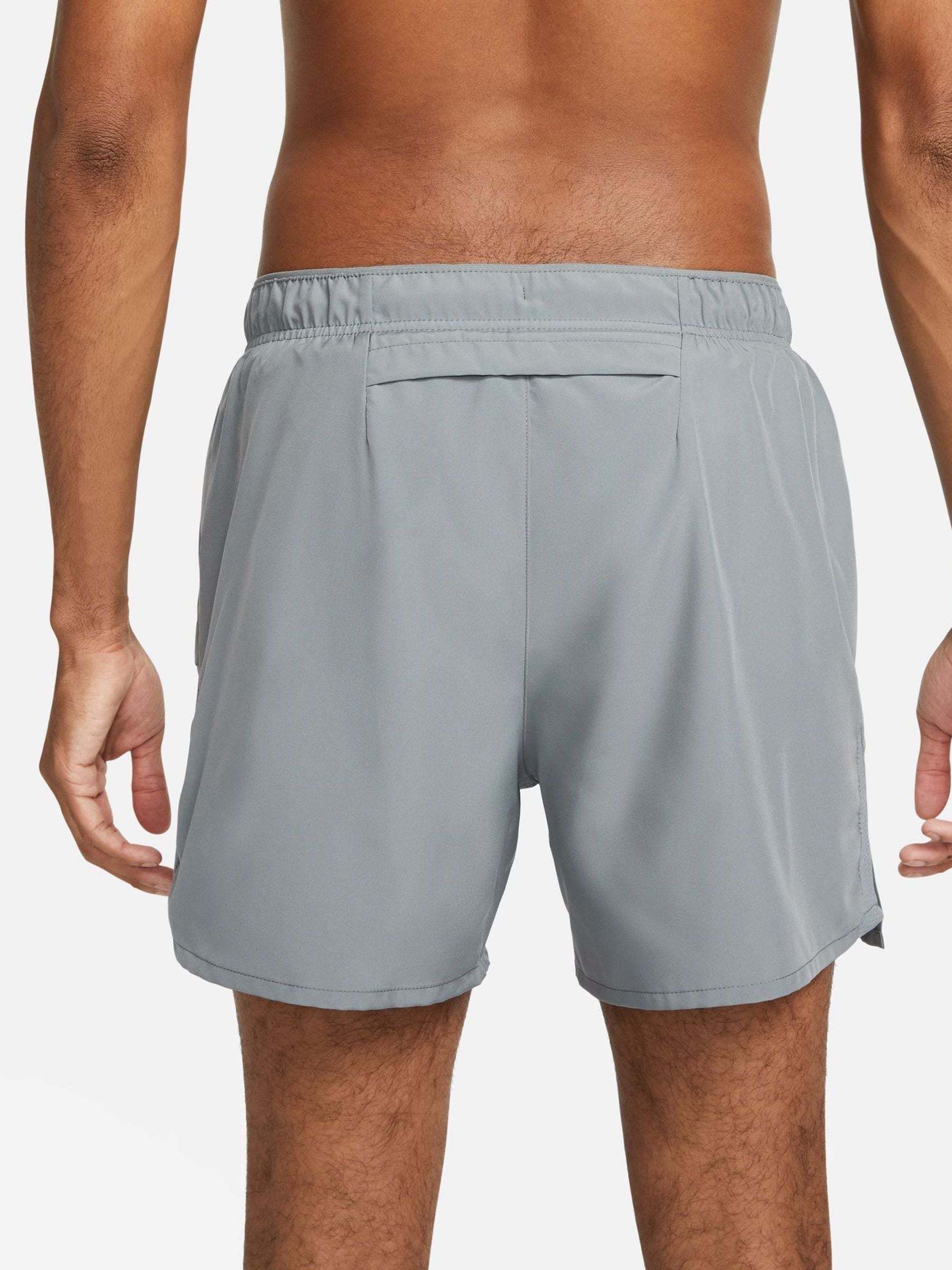 Lichtgrijs - Nike Dri-FIT Challenger 5 Inch hardloopshorts met slipvoering