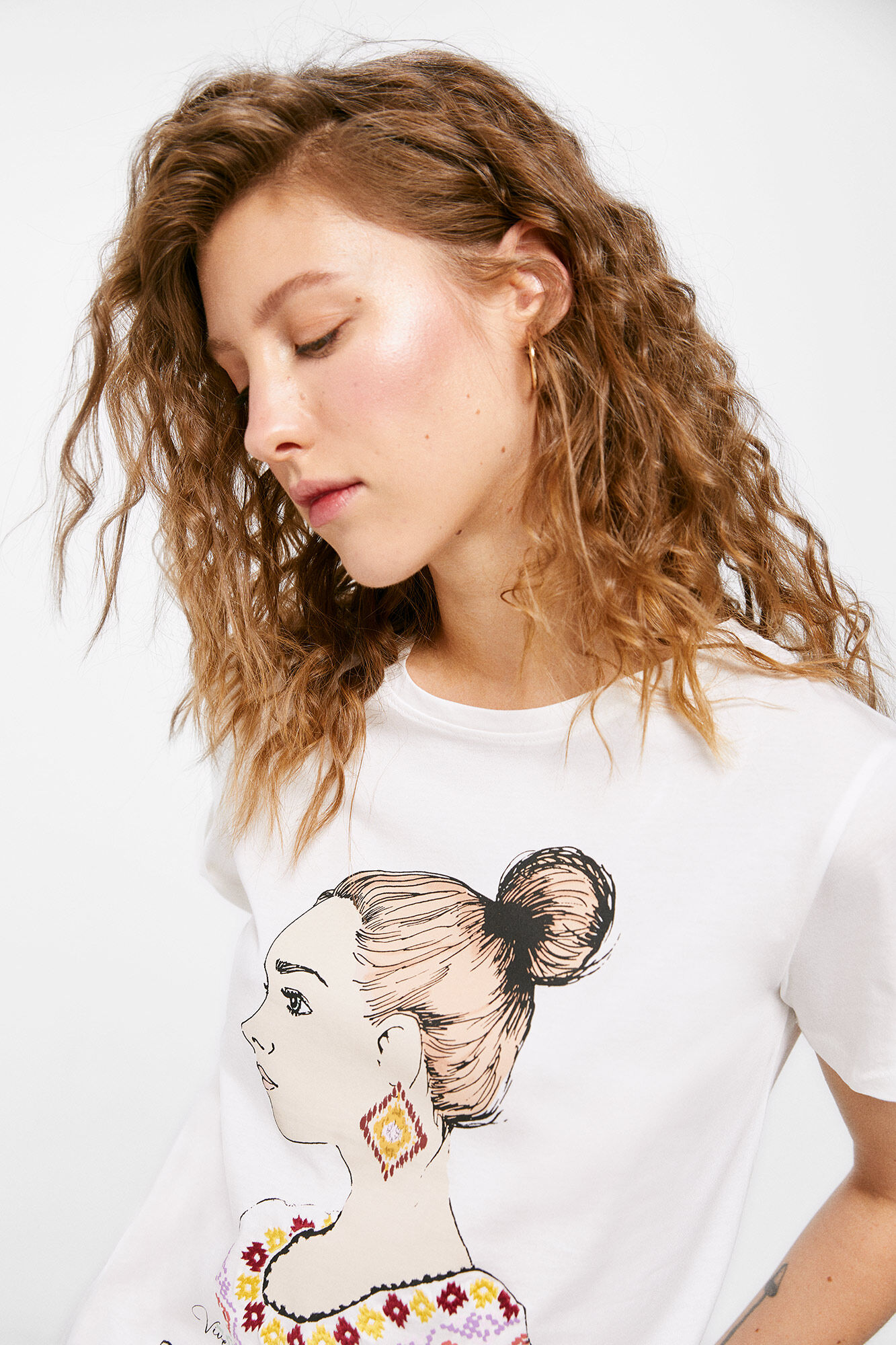 Garota da camiseta estampada