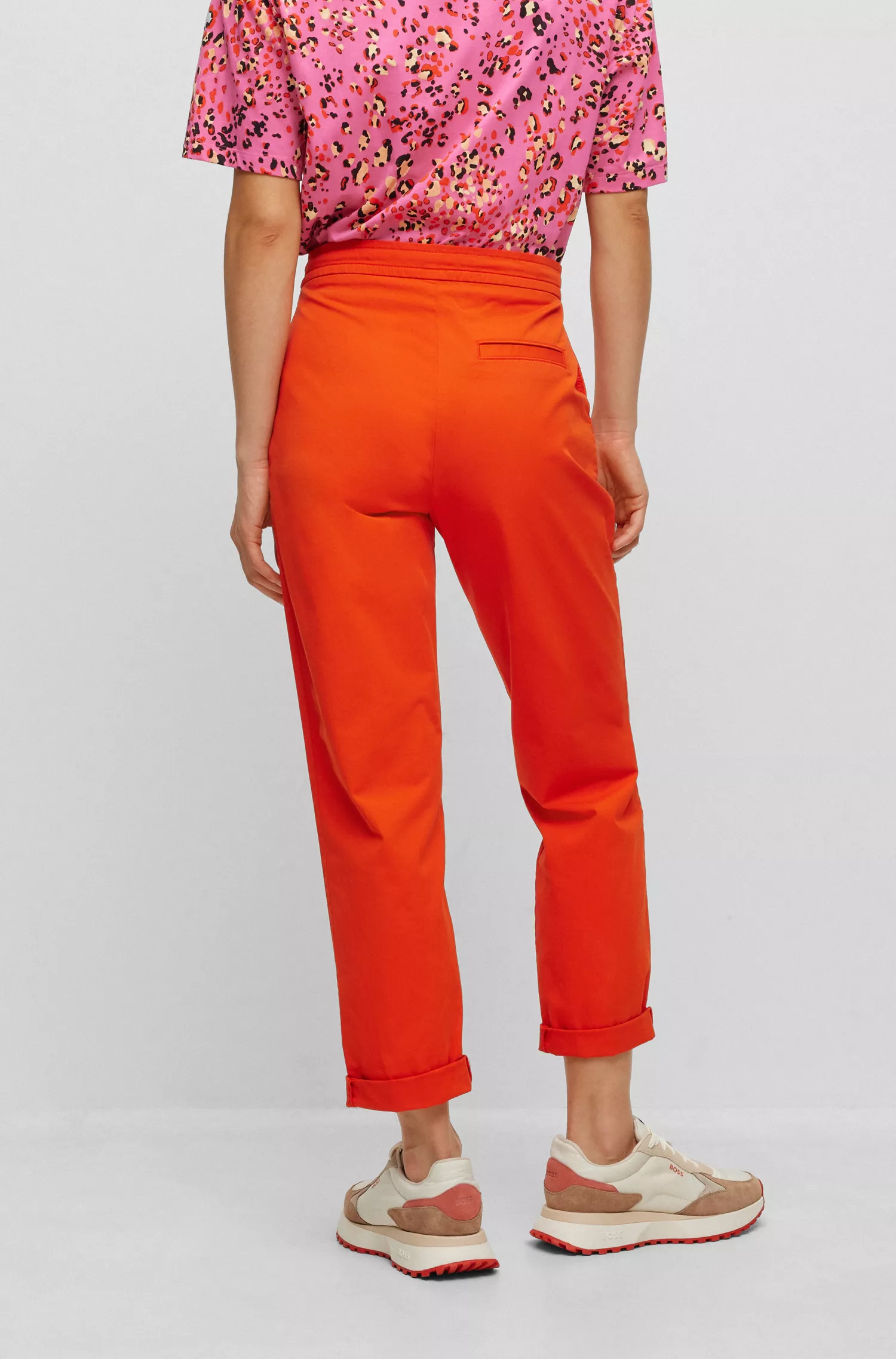Calça BOSS preta, corte regular, em sarja de algodão elástico.