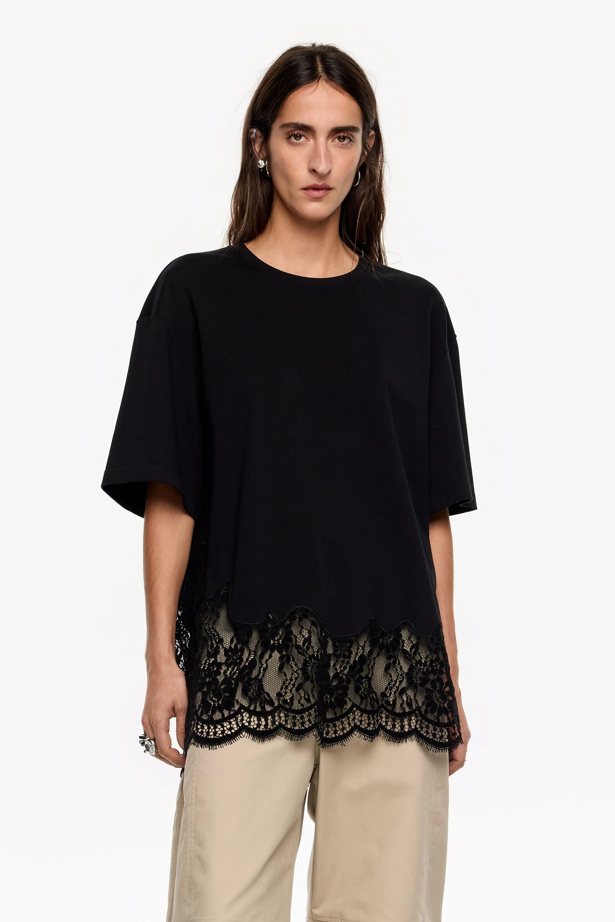 Camiseta preta de renda oversized