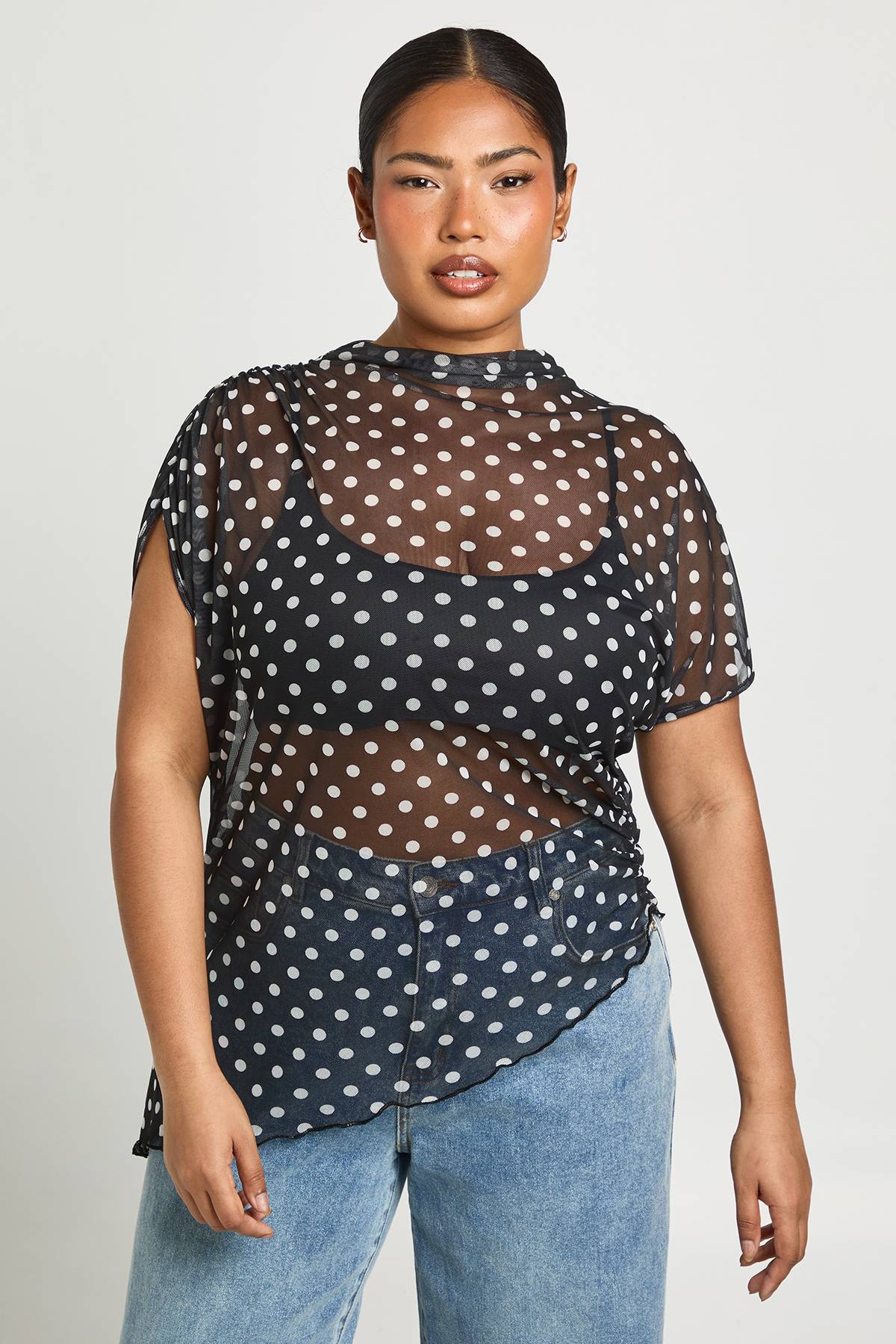 boohoo Haut Grande Taille Asymétrique En Mesh À Pois Avec Col Montant Et Fronces Latérales