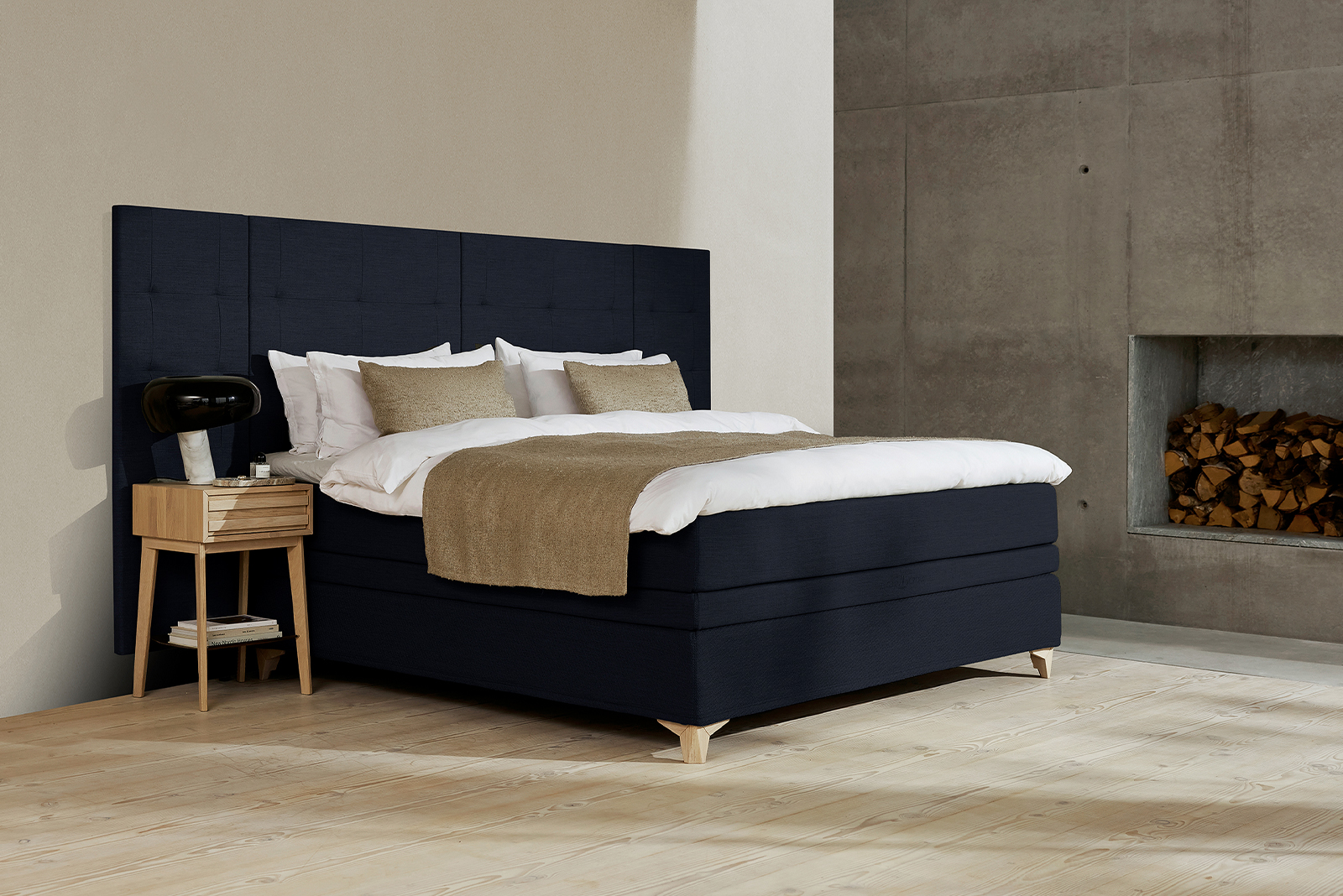 Majestic Crown kontinentalseng Tekstil 020/021 mørk blå. 210x210 cm med Majestic overmadrass og Exact funksjon. Medium/Fast. Eicon ben sort. Uten hodegavl