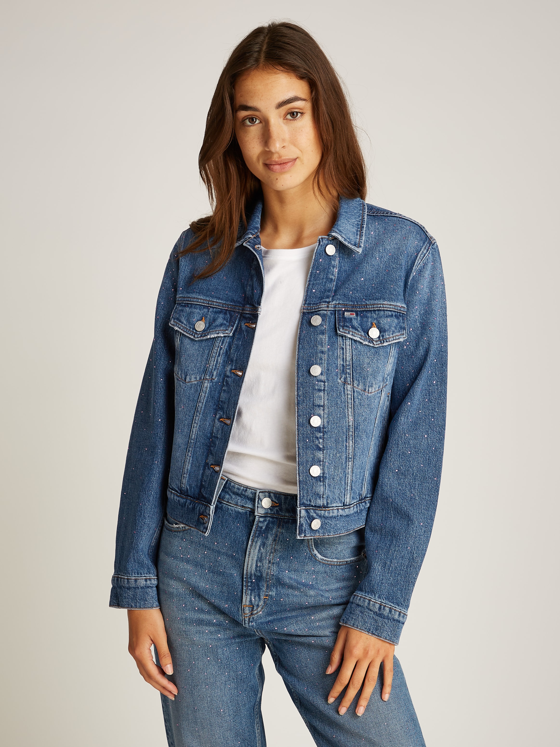 Tommy Jeans Jeansjacke »CLASSIC TRUCKER JACKET AI6136« mit typischen Trucker Details, mit Schmucksteinen