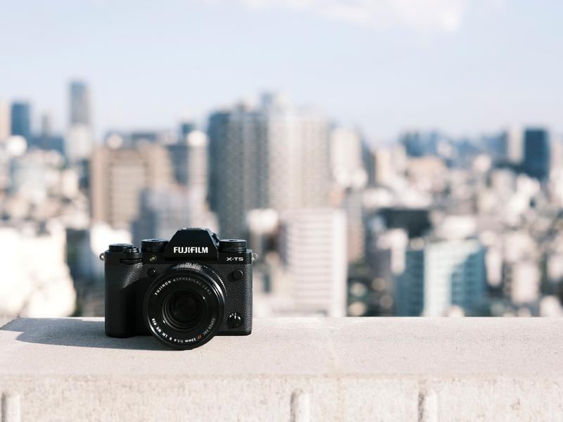 Fujifilm Fotokamera X-T5 Kit XF 16-50mm Schwarz Spiegellose Systemkamera mit 40.2 Megapixel-Sensor und integriertem Fünf-Achsen-Bildstabilisator inkl. Objektiv