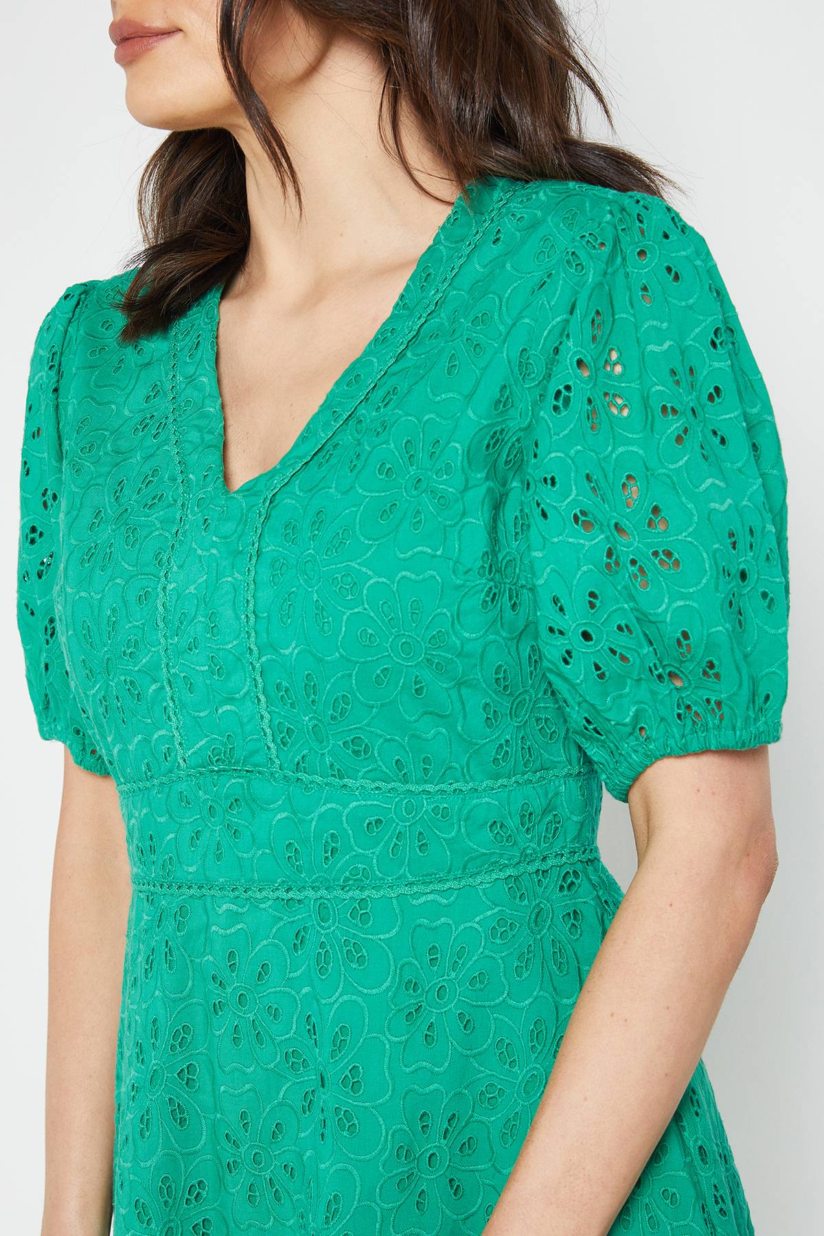Wallis Robe Midi Ajustée à Broderie Florale