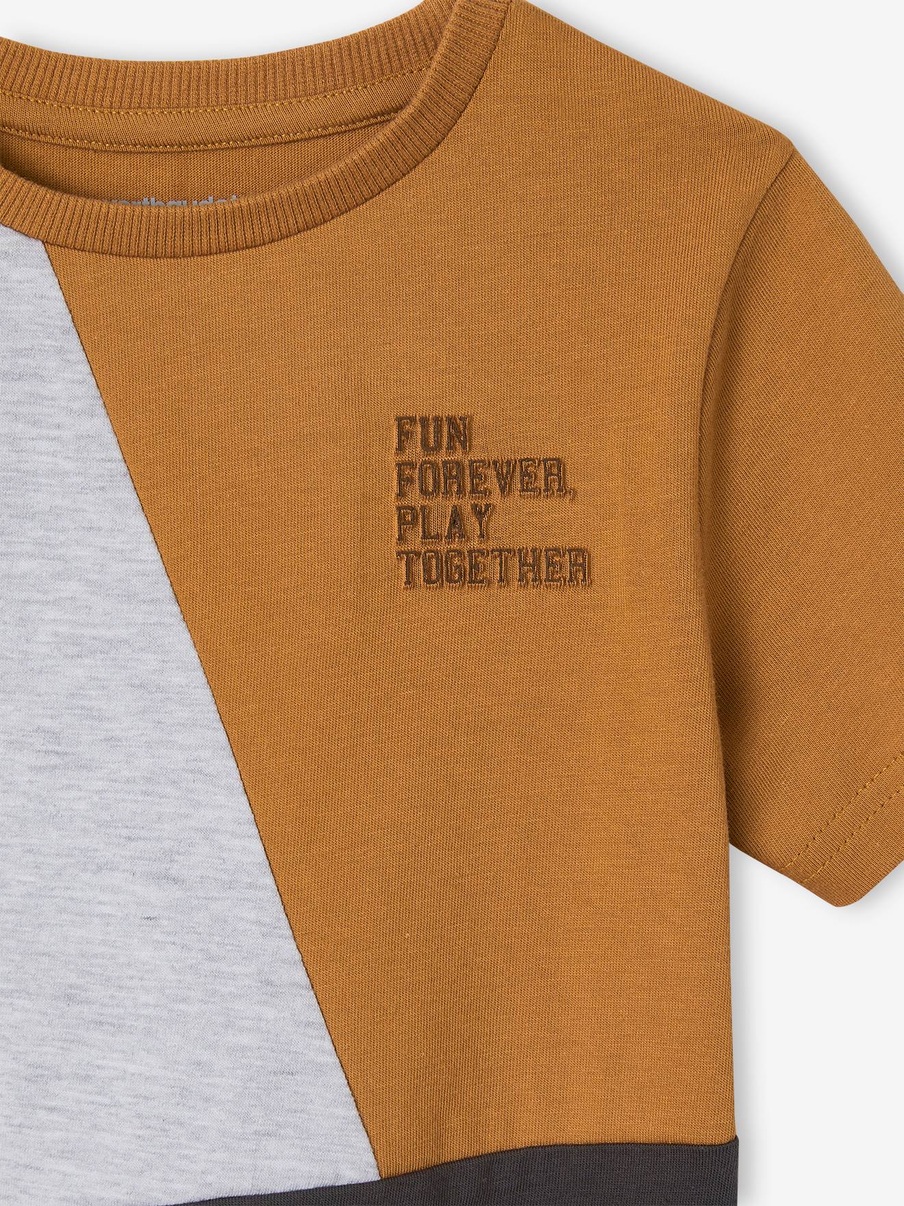 Camiseta infantil de manga curta com blocos de cores, cinza mesclado.