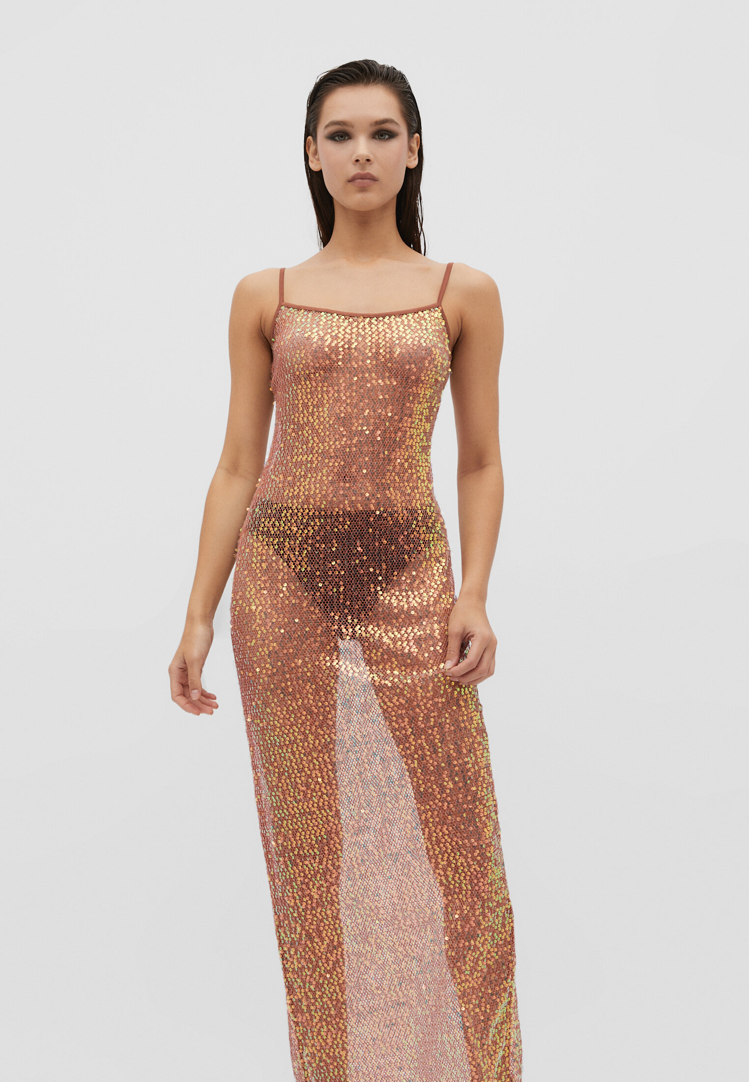 Vestido longo de lantejoulas com alças finas