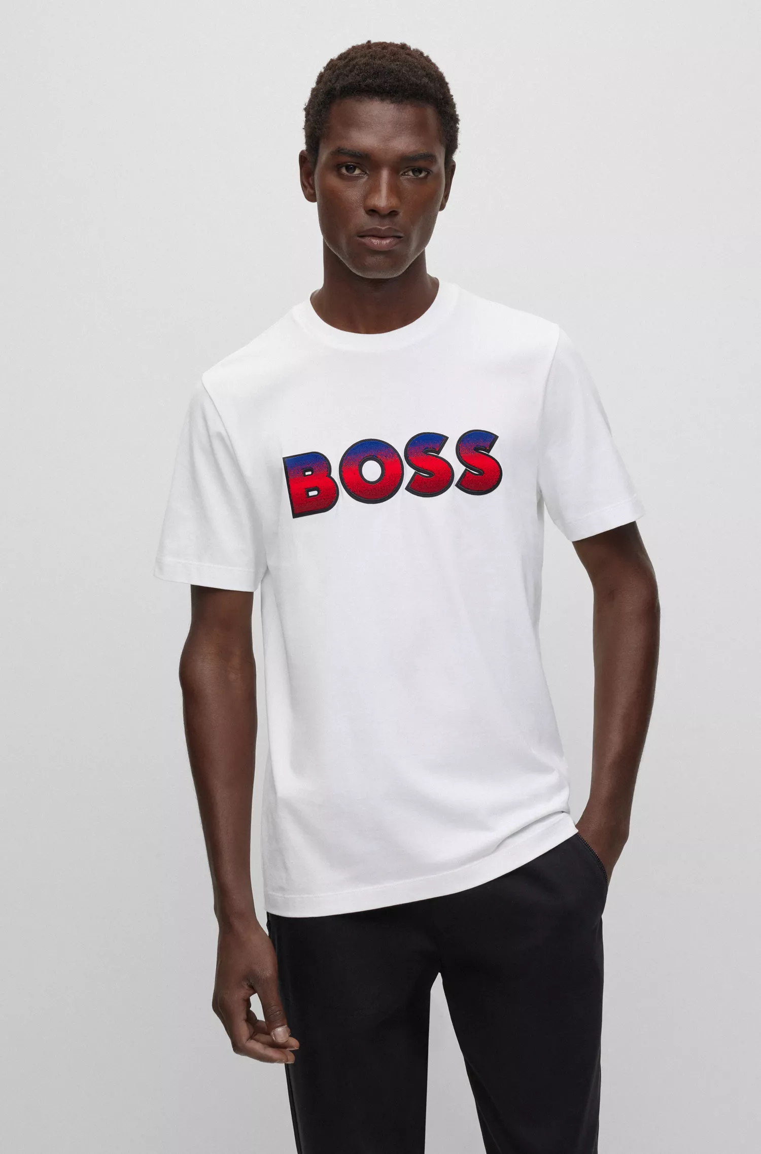Camiseta BOSS preta em malha de algodão com logo degradê