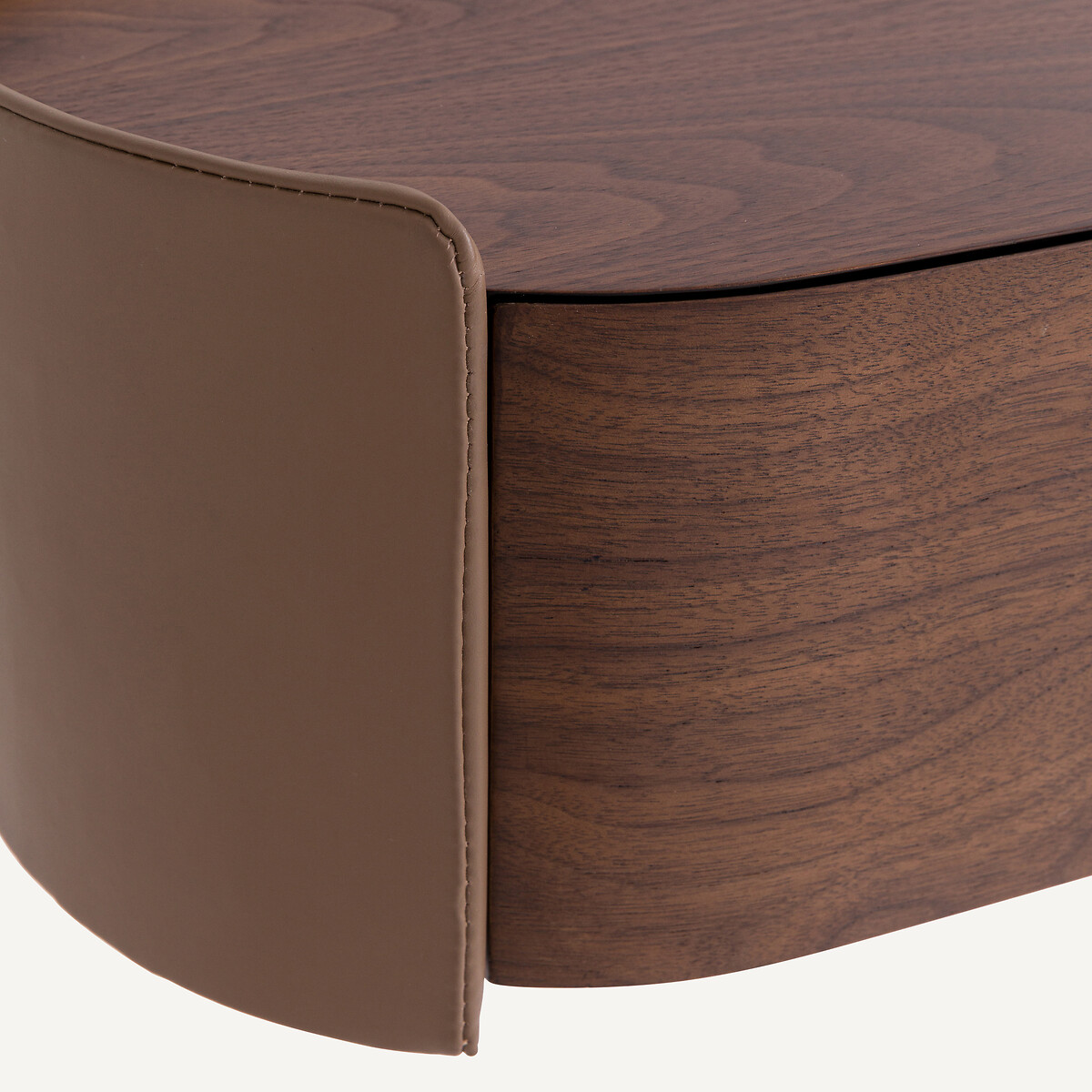 AM.PM<br>Mesa de cabeceira de parede com folheado de nogueira e couro, Firmo