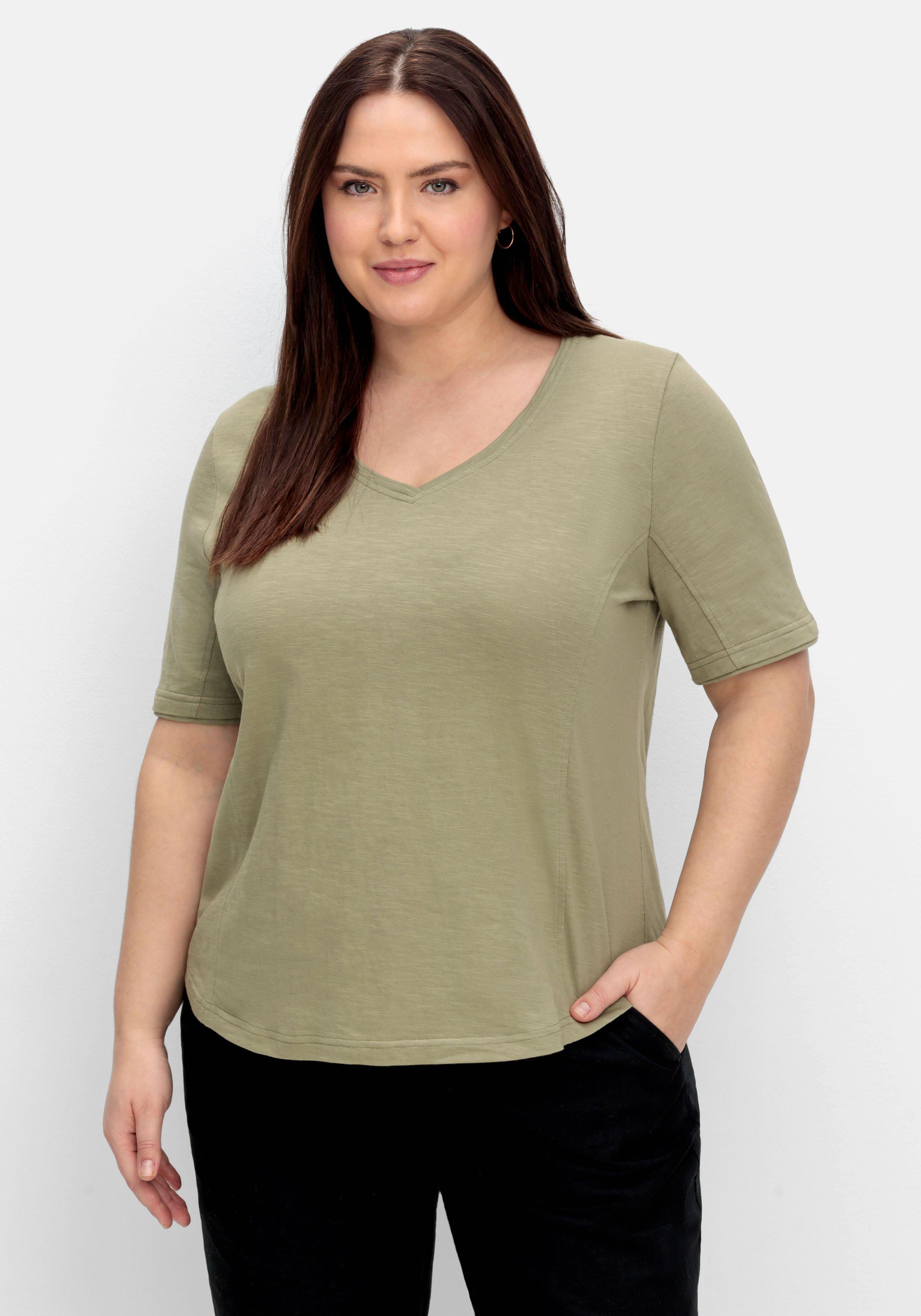 Shirt mit V-Ausschnitt und gerundetem Saum