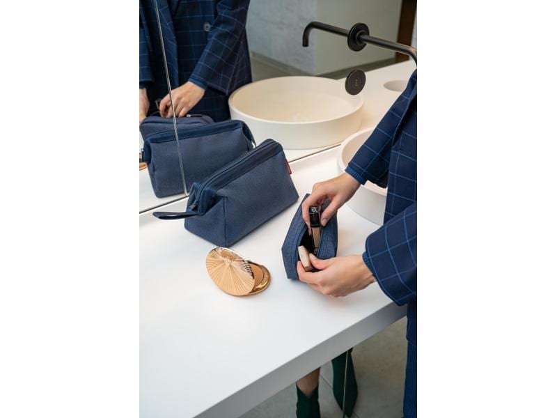 Reisenthel Necessaire Travelcosmetic Herringbone Dark Blue Kosmetiktasche für alle wichtigen Bad-Accessoires