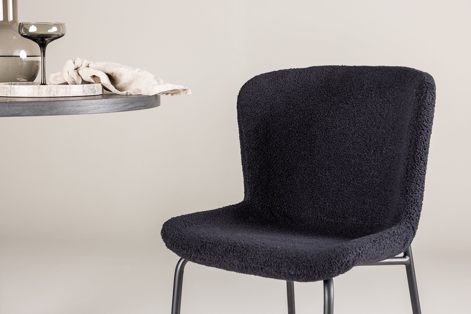 Modesto Spisestol. Sett av 2. Sett av 2. Sort boucle med sorte stålben.