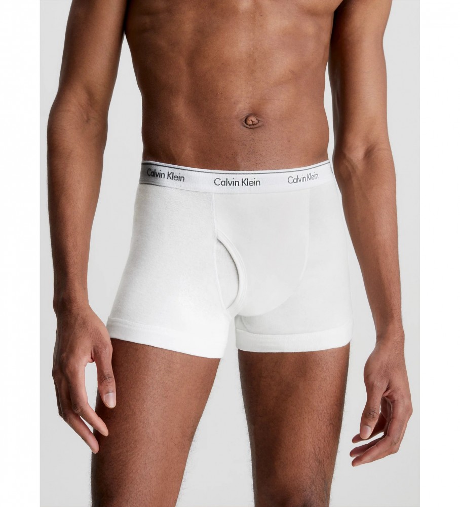 Conjunto de 3 cuecas boxer Calvin Klein nas cores cinza, branca e preta.