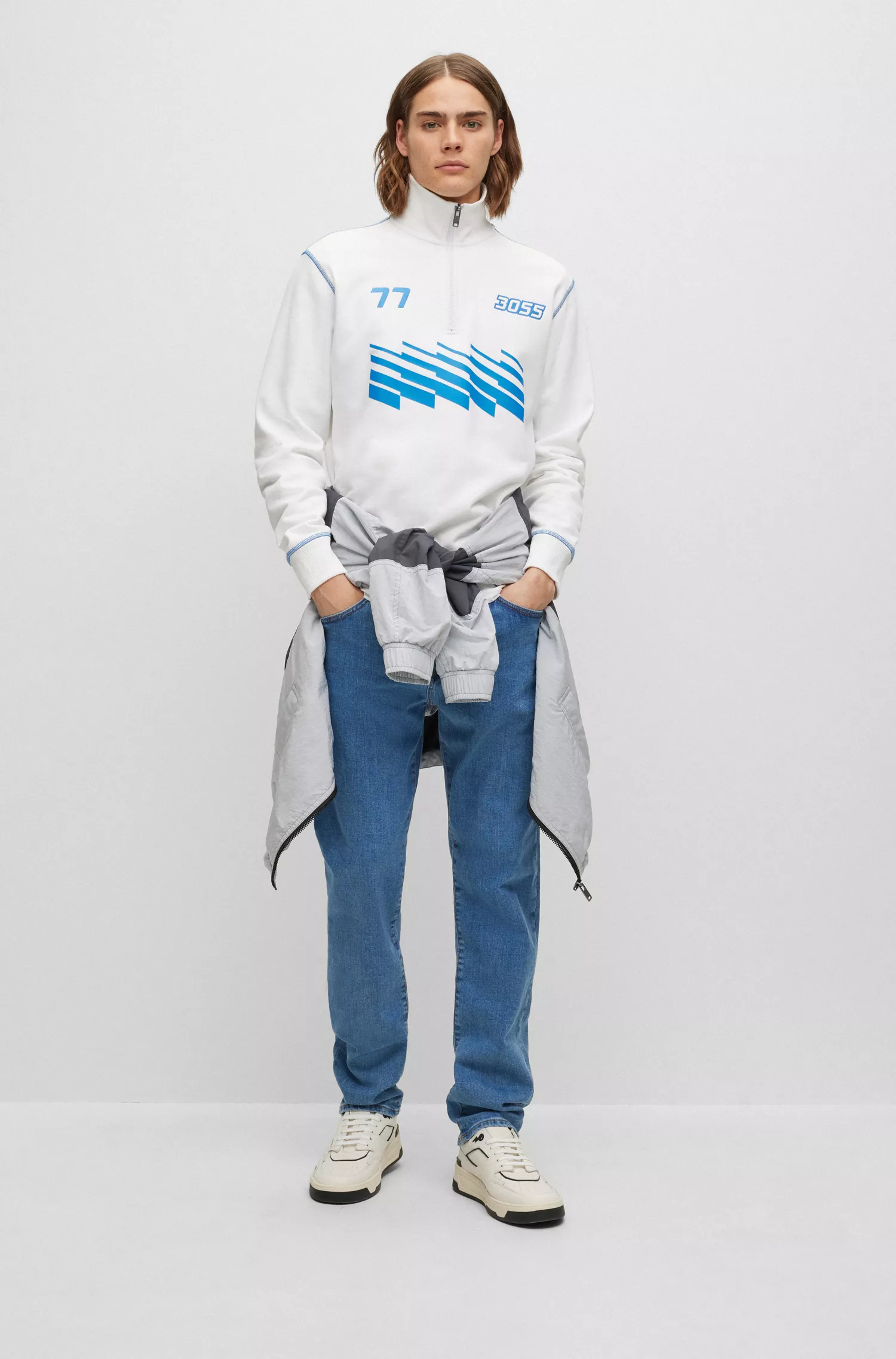 Calça jeans BOSS laranja, corte regular, em denim azul com elasticidade confortável.