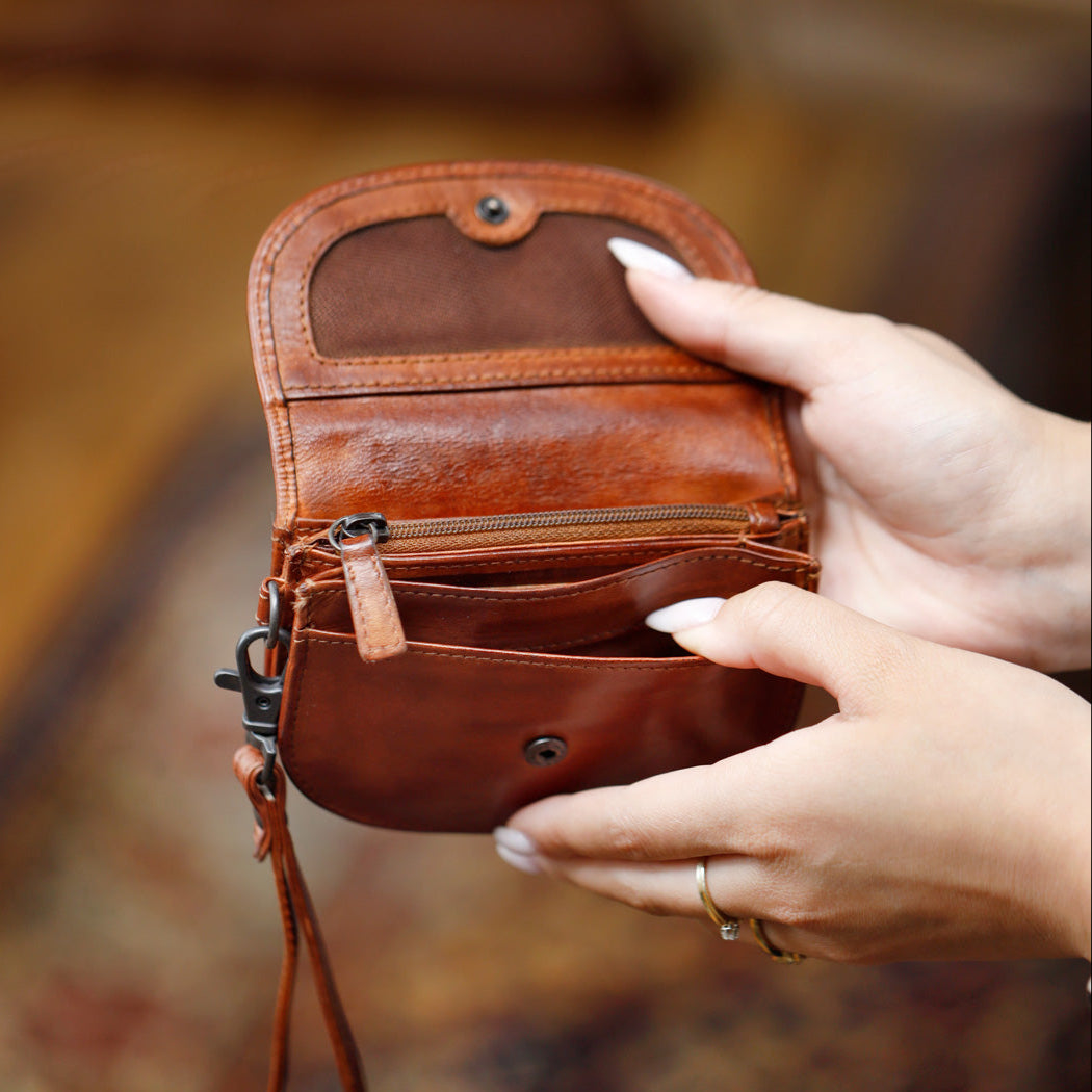 Portemonneetje met polsband 'Eva' cognac Cognac