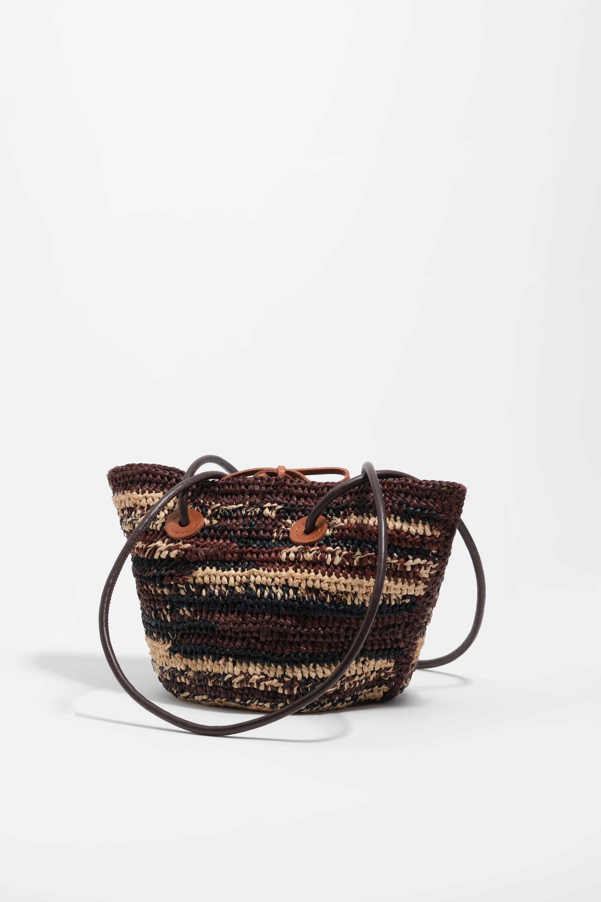 Bolsa pequena de ráfia marrom-escura