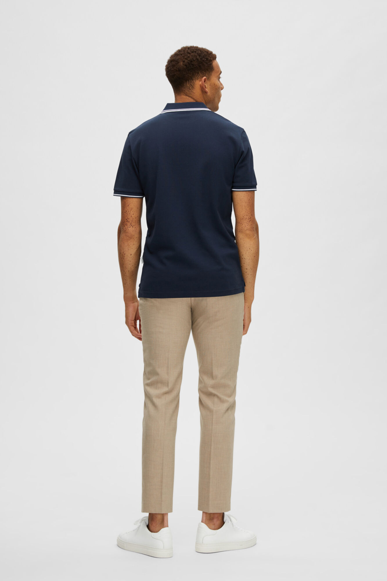 Camisa polo confeccionada em 100% algodão orgânico com logo bordado - Azul marinho