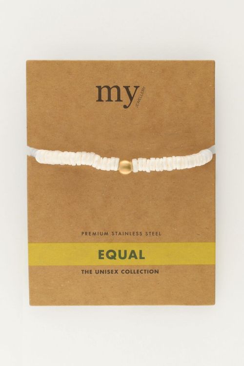 Equal armband met witte platte kralen