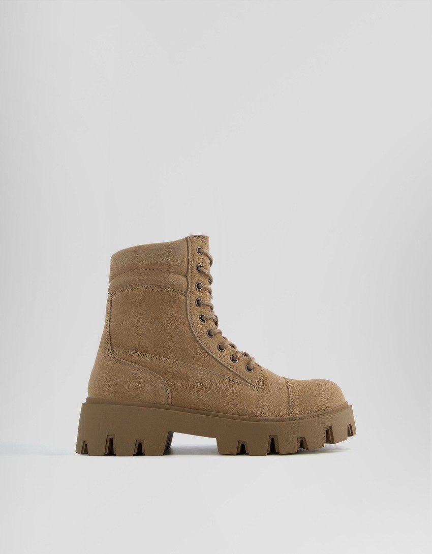 Botas de cano curto com cadarço e sola tratorada em COURO para homem