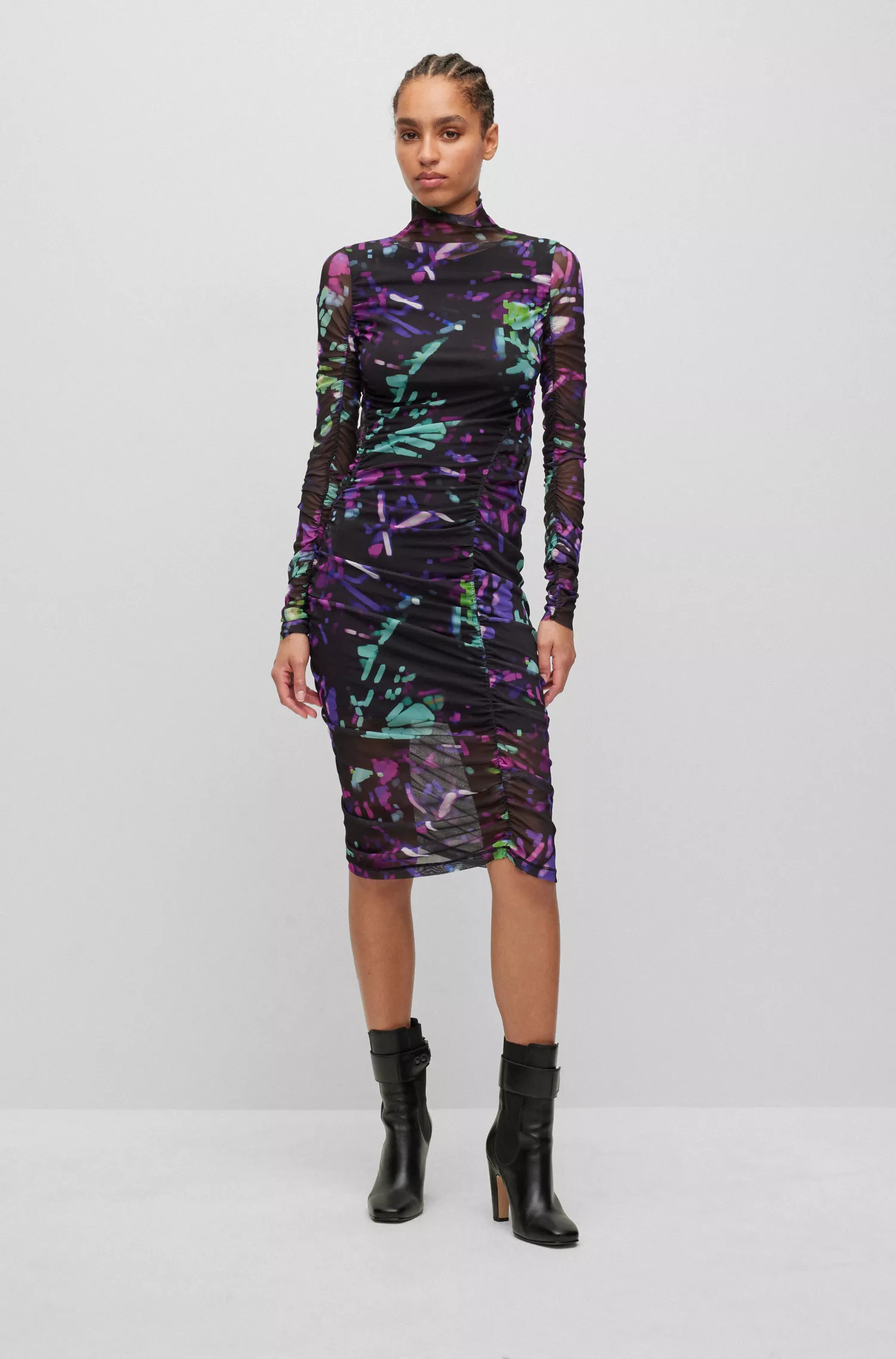 Vestido BOSS laranja com gola alta em tule estampado com detalhes franzidos.