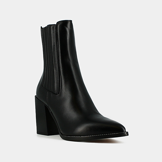 Boots à talons et bouts pointus  en cuir noir