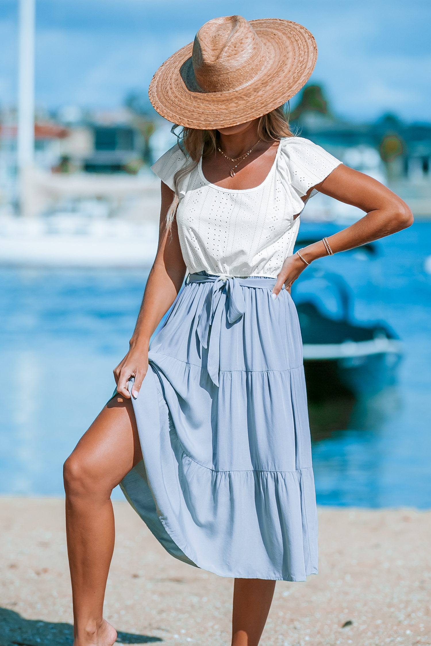 Robe midi à t-shirt blanc avec manches courtes et jupe bleu ciel