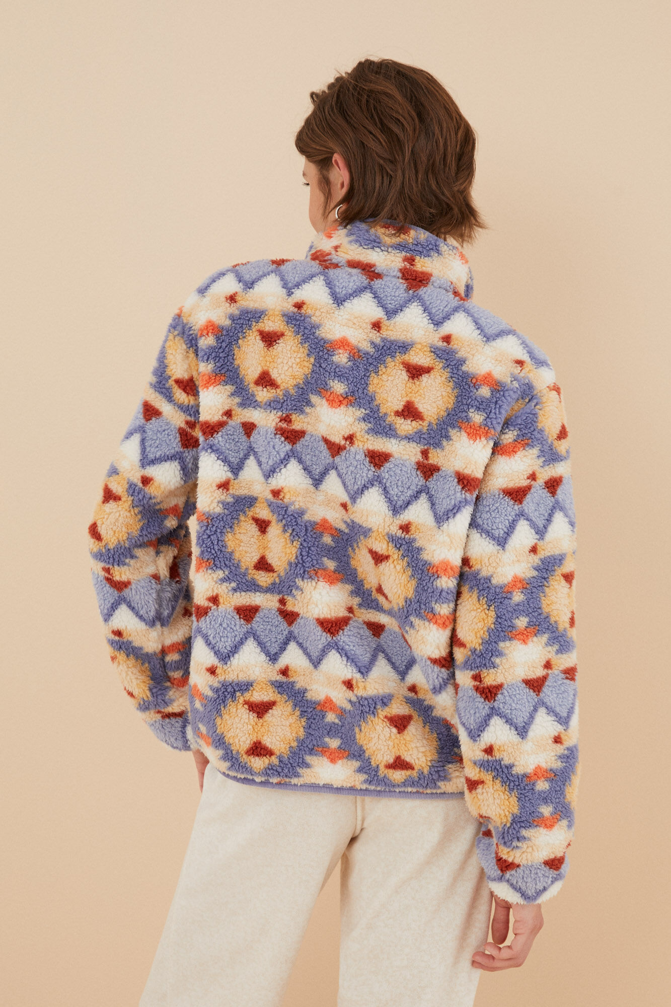 Robe curto de pele de carneiro, com um toque de estampa étnica.