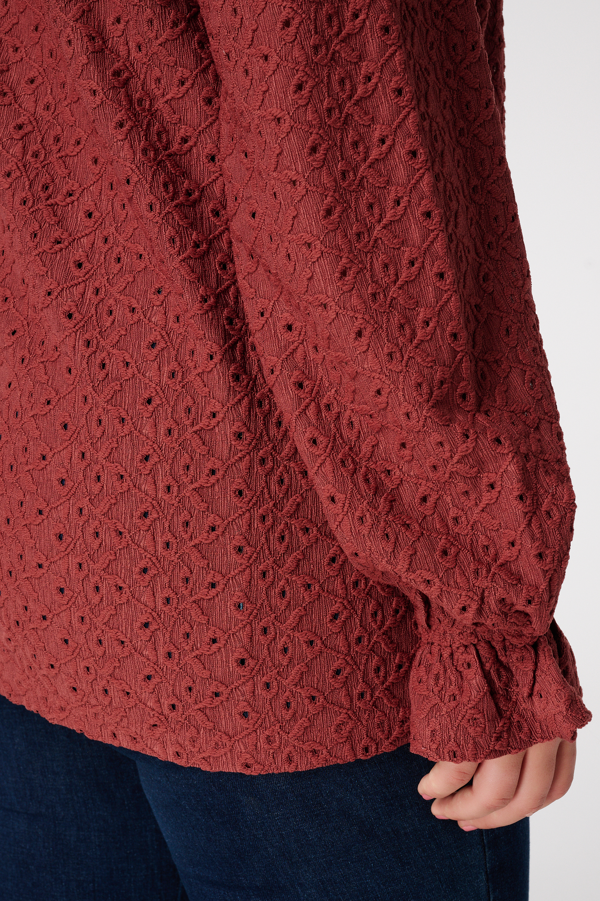 Top met broderie stone red
