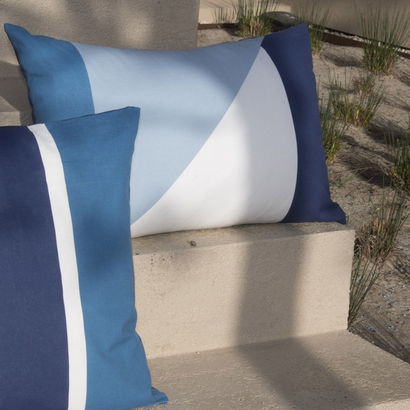 Febronie Housse de coussin d'extérieur Colorblock bleue - 60x40 cm
