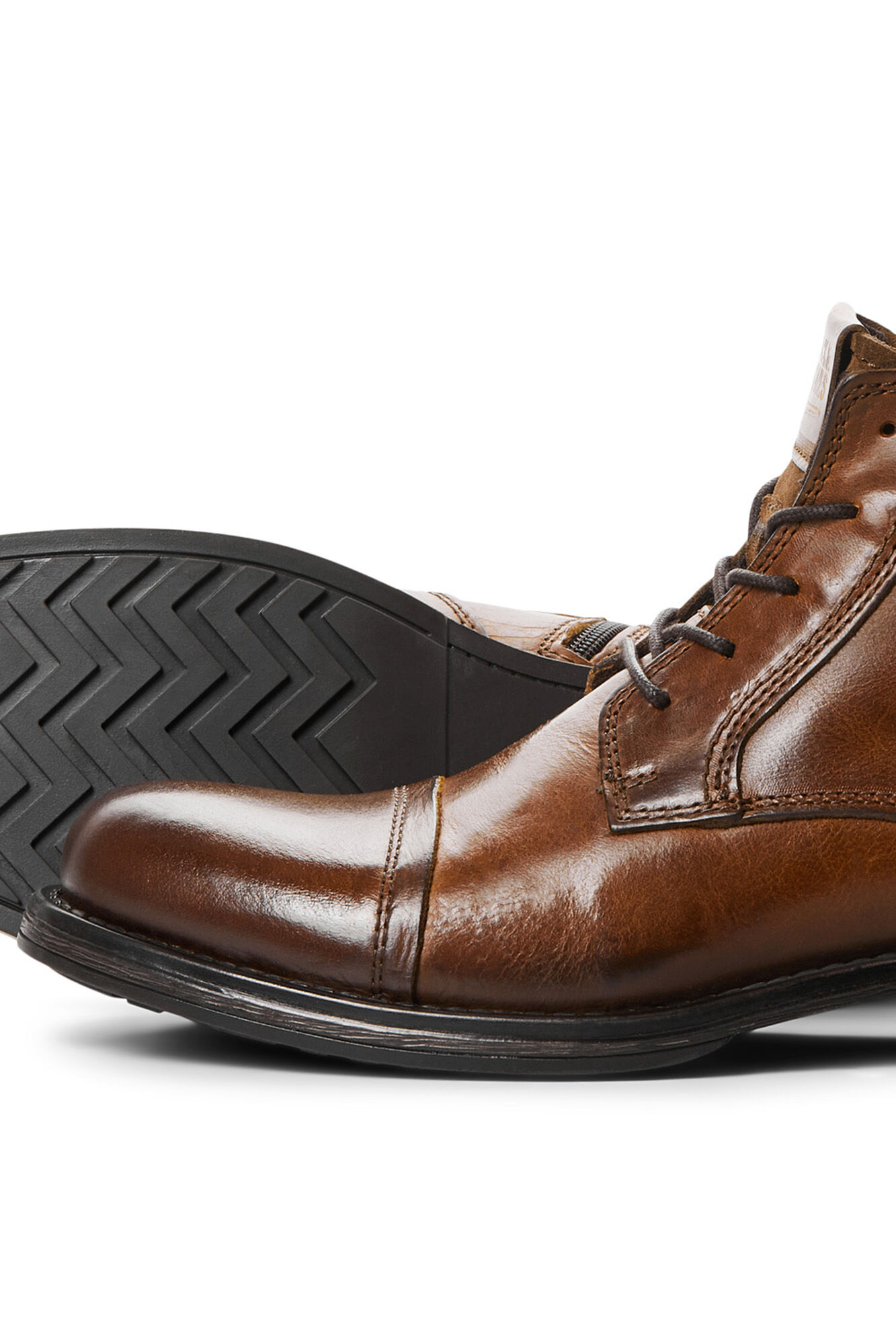 Bota de couro com sola tratorada