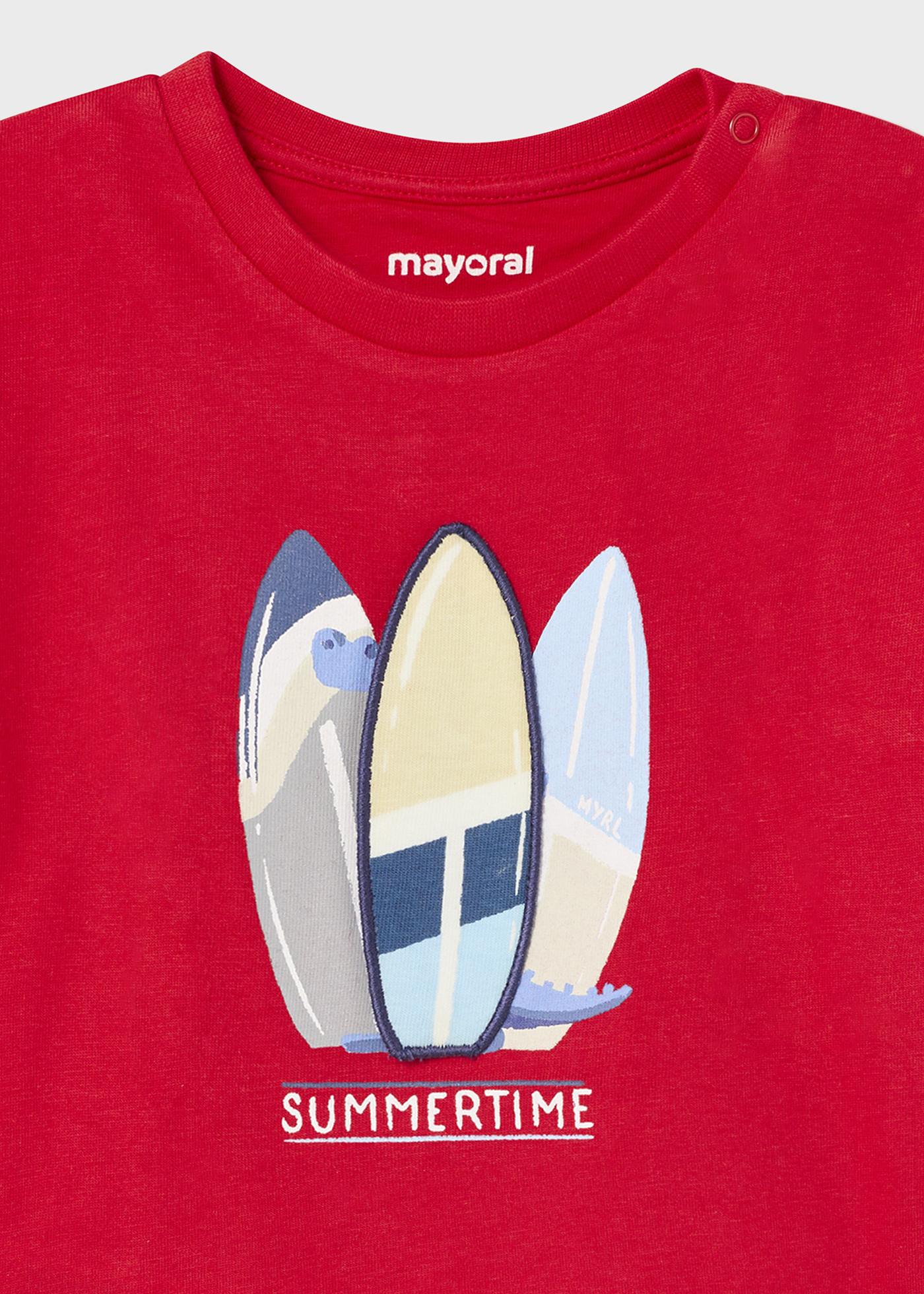 Camiseta infantil com estampa interativa feita de algodão sustentável.