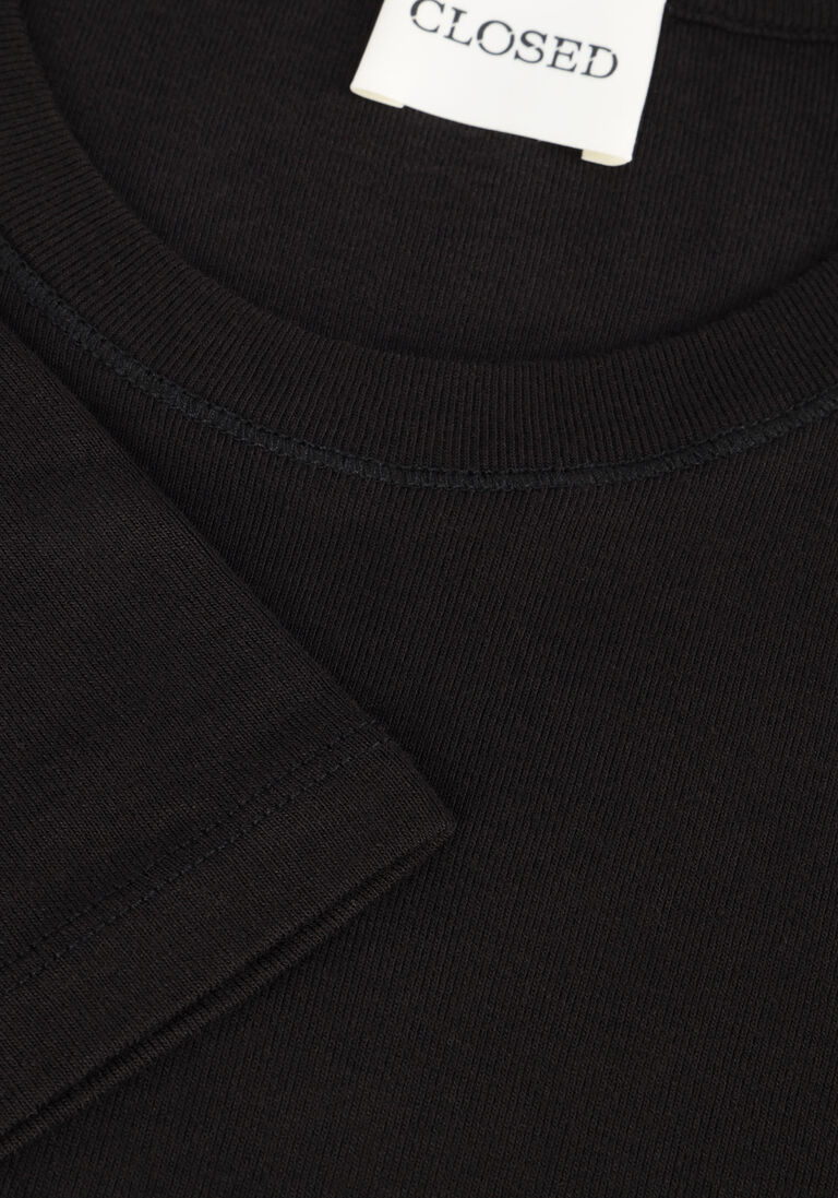 zwarte closed top crewneck shortsleeve