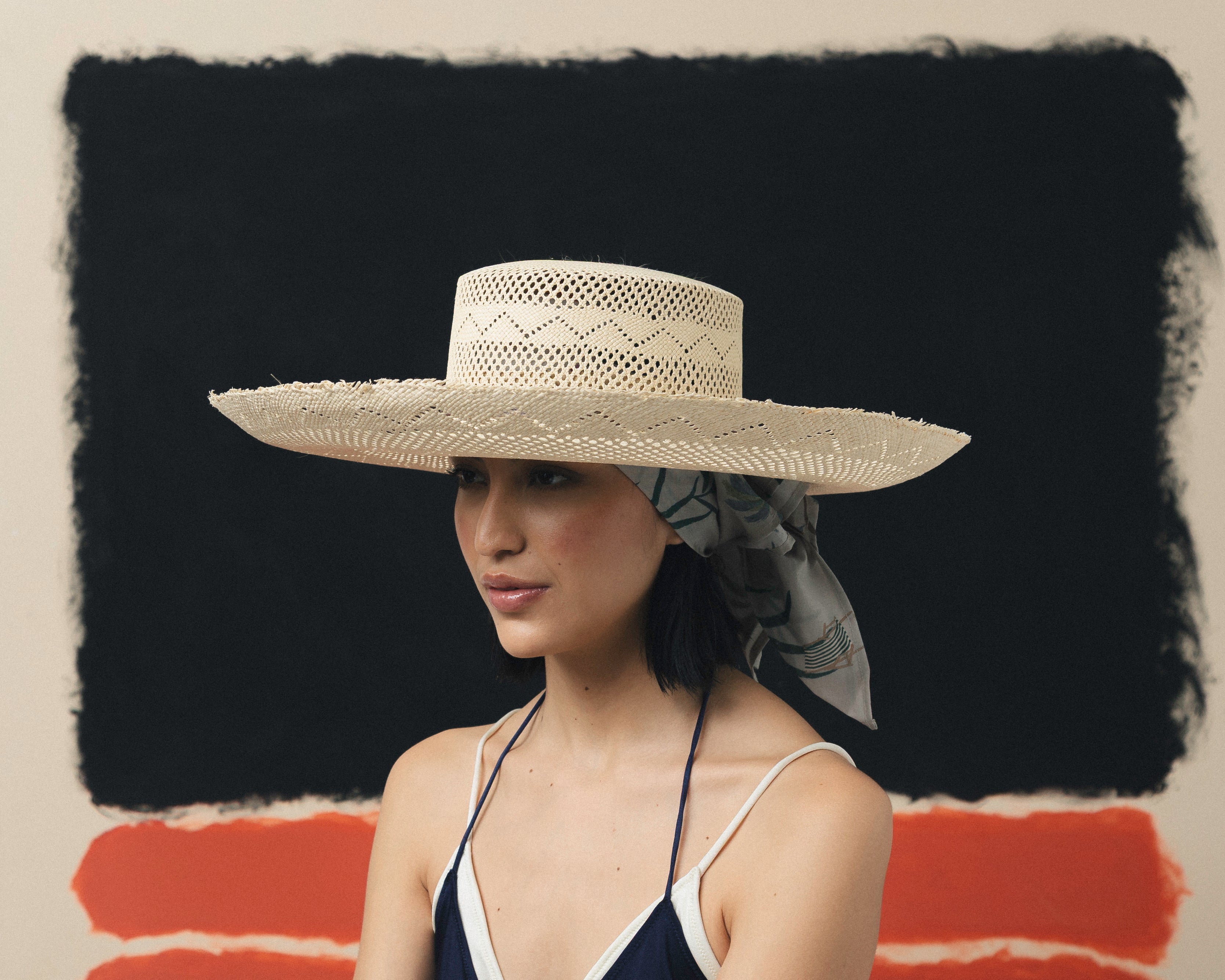 Chapeau en cuir cordovan à tissage ouvert effiloché, à long bord, orné d'une tresse en cuir et d'un mouchoir.