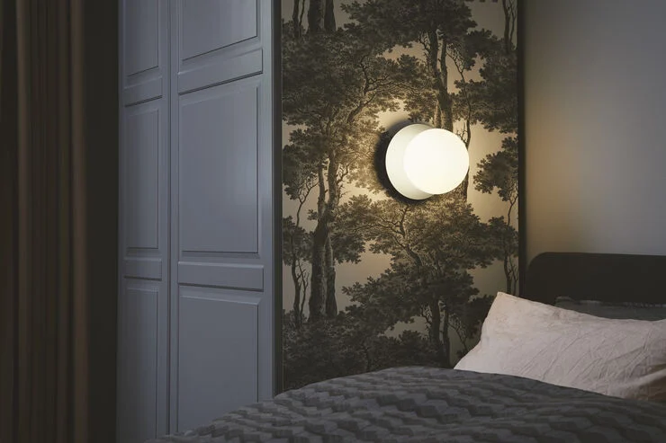 Nuura Liila 1 Medium IP44, light silver / opal Light silver / opal