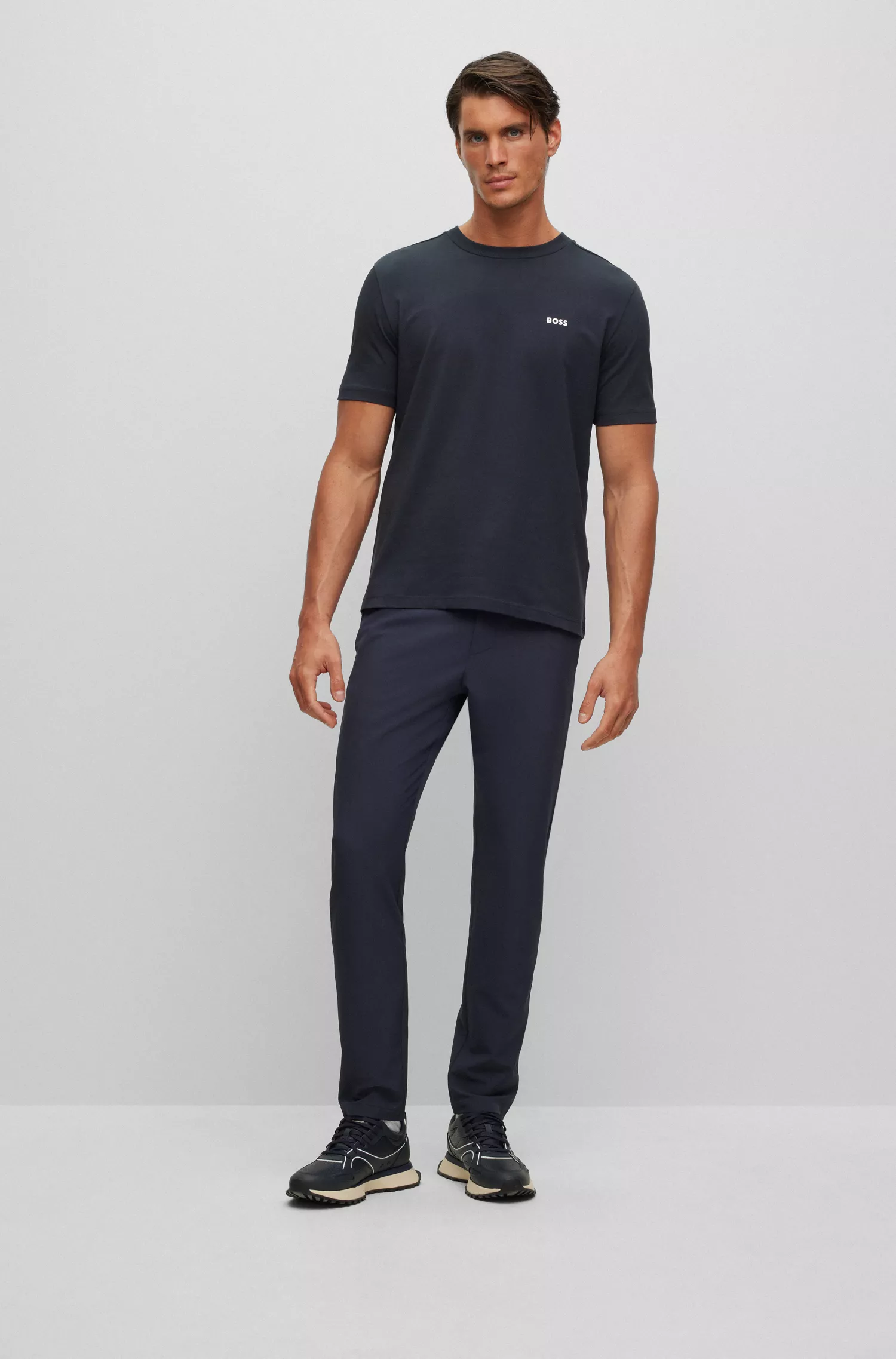 Camiseta BOSS verde em algodão stretch com logotipo contrastante.