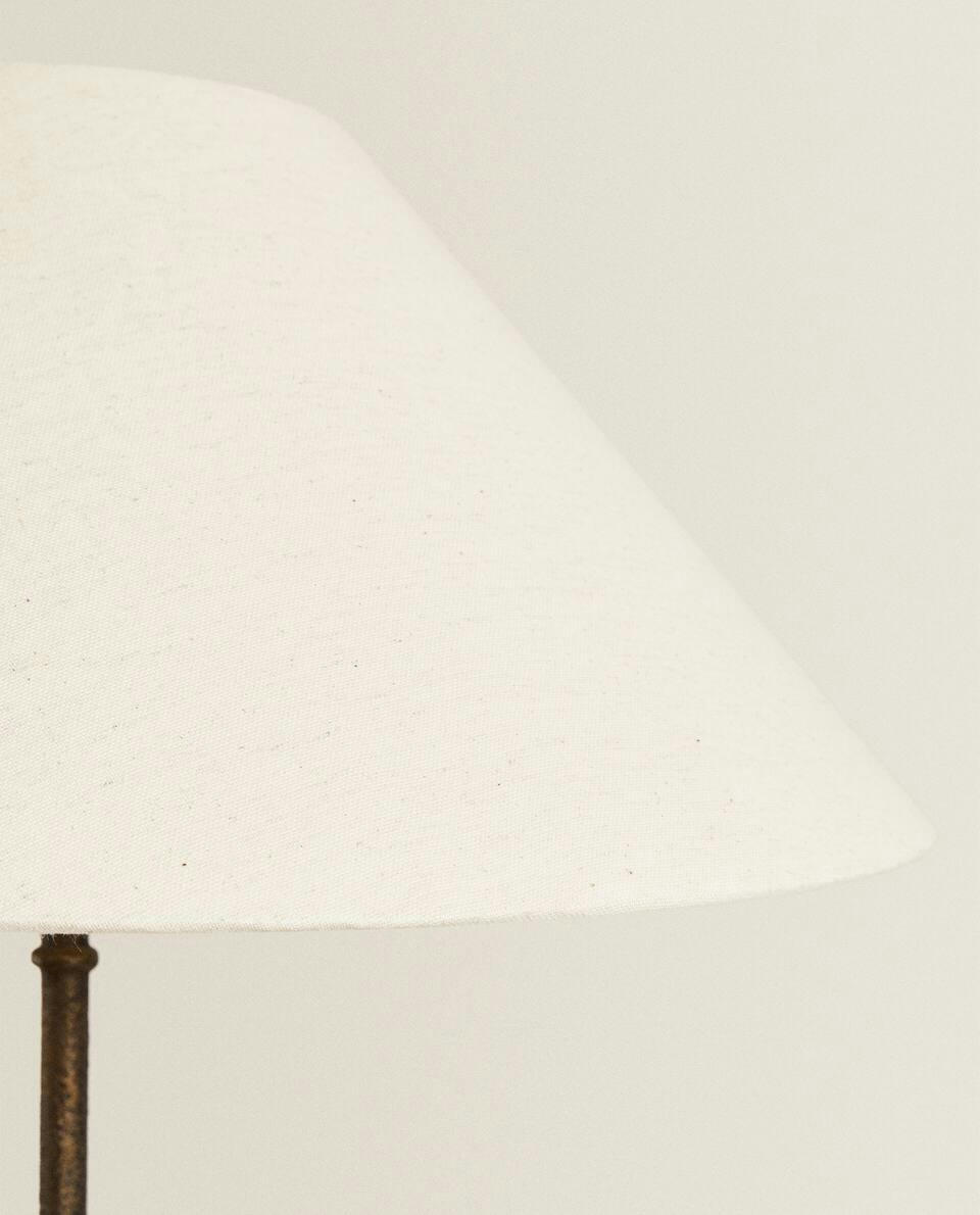 LUMINÁRIA COM BASE DE TRIPÉ