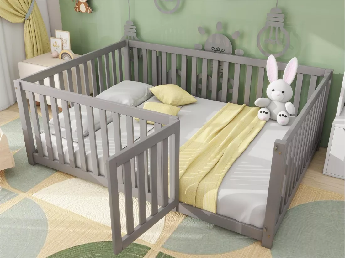 Lit bébé 140 x 200 cm sol en bois Cadre de lit avec clôture et porte, gris