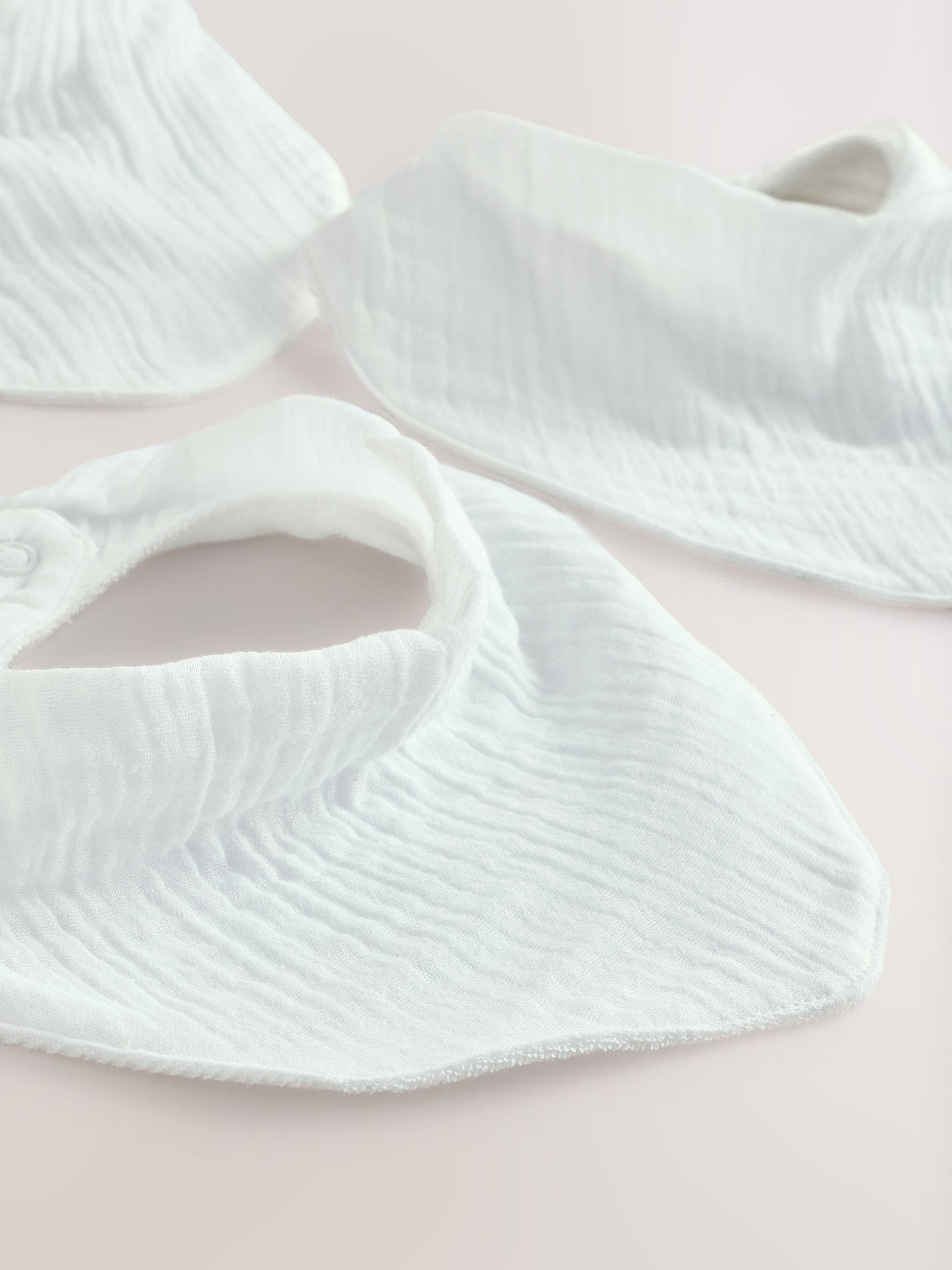 Wit - Verpakking van 3 babyslabbetjes van mousseline
