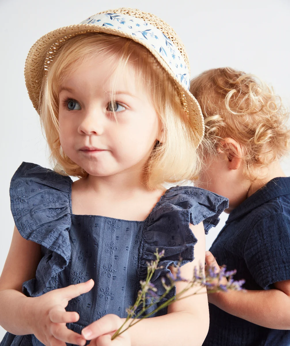 CHAPEAU DE PAILLE FILLE AVEC BANDE DE TISSU BLANC FLEURI