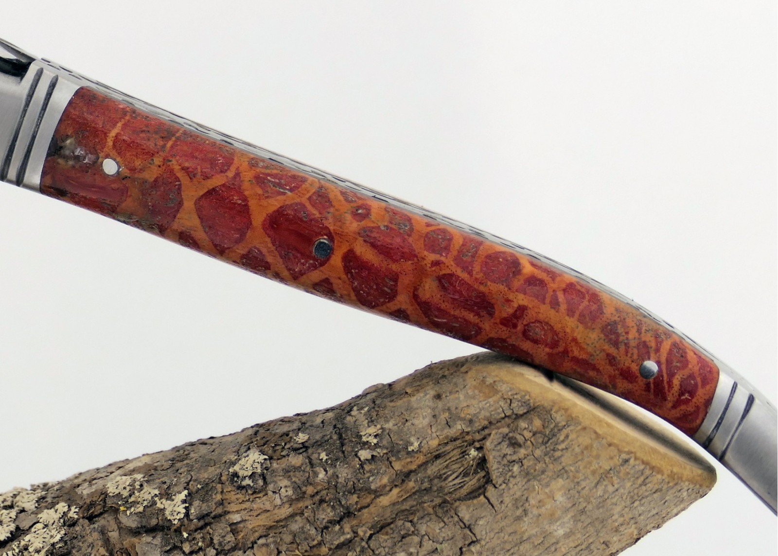 Couteau Laguiole avec un manche en corail Rouge et une lame Damas