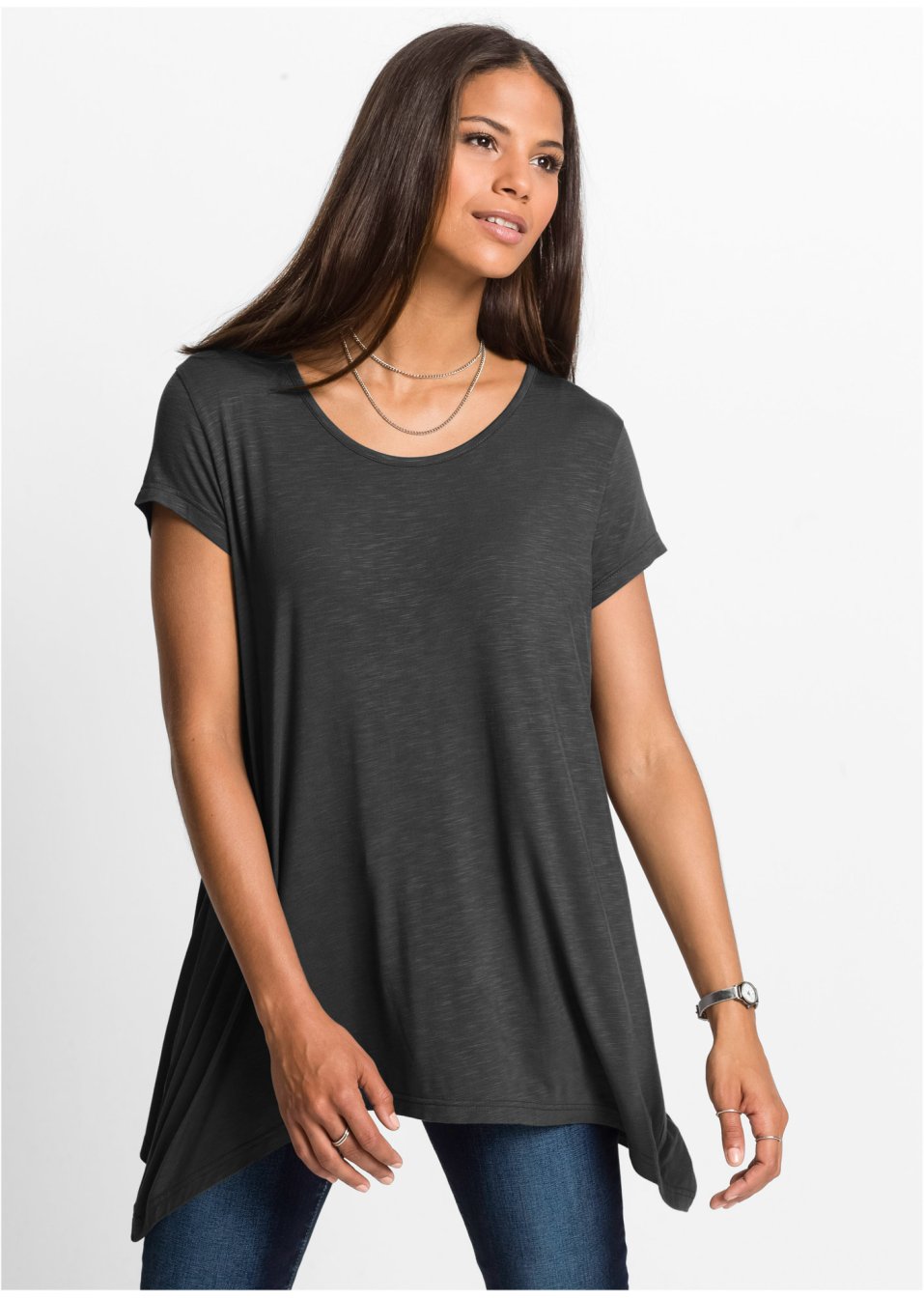 T-shirt à la longueur asymétrique