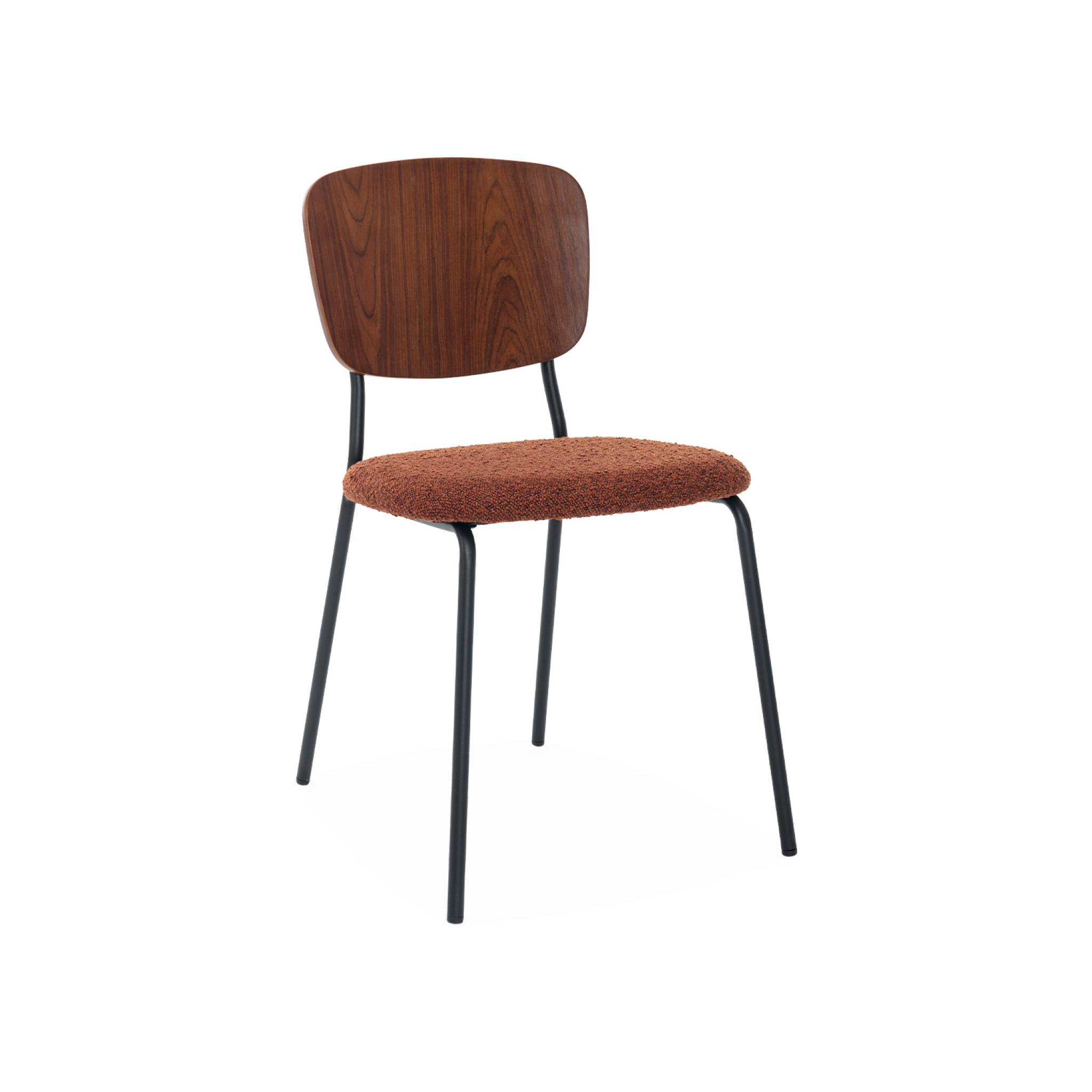 Lot de 2 chaises assise bouclette texturée terracotta. Dossier bois de peuplier courbé. Pieds en métal noir mat