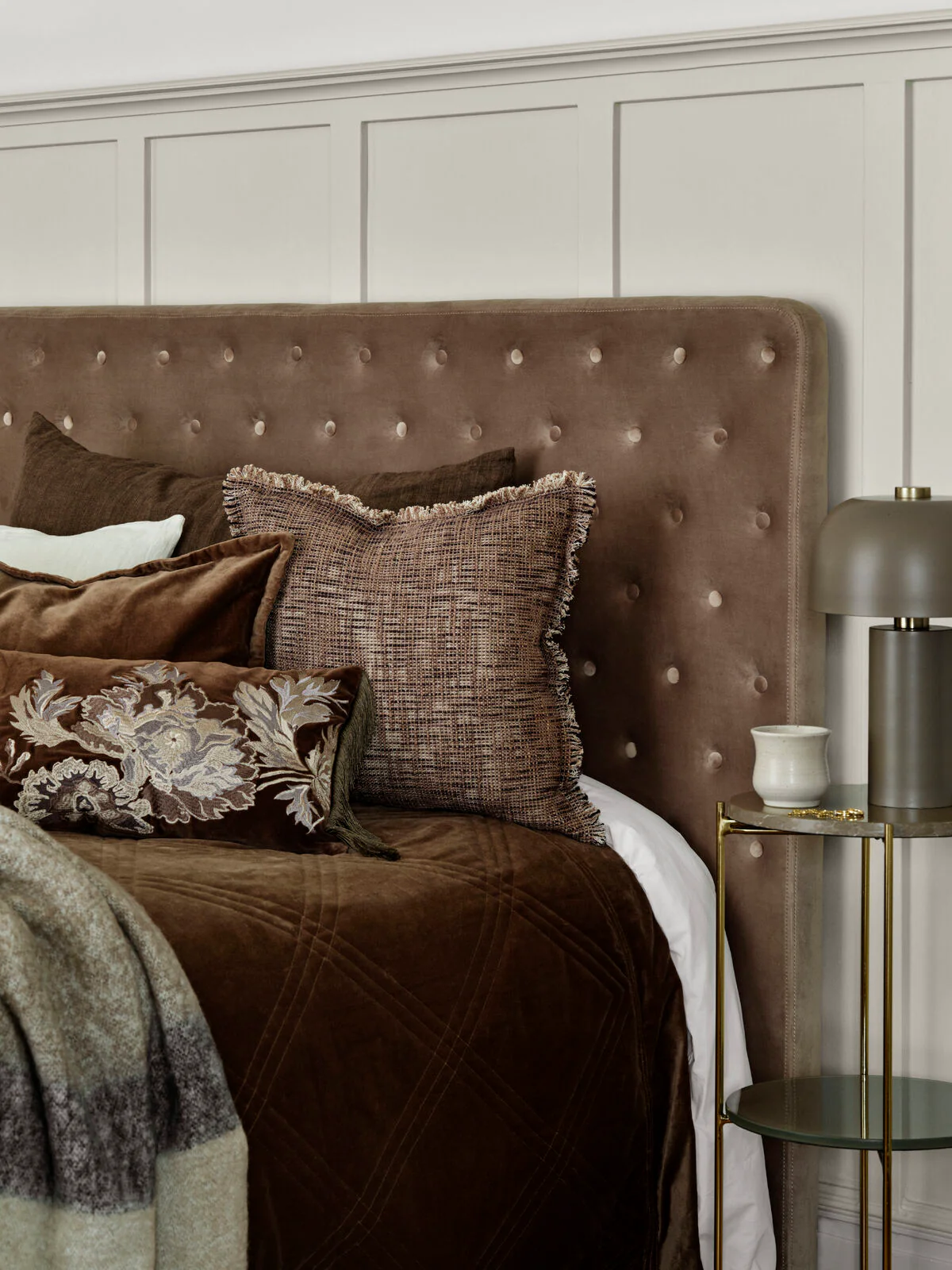 Cozy Living  Braley Velvet pyntepude, Ash Brown - 40 x 60 cm.