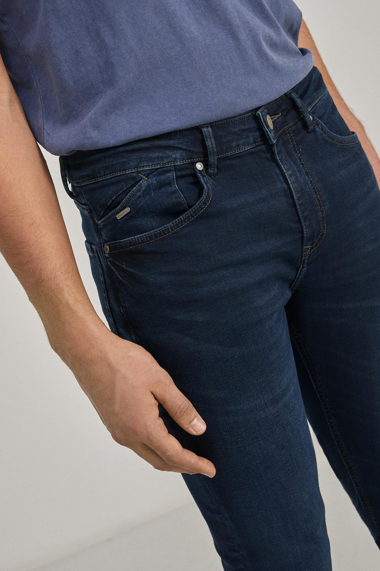 Calça jeans skinny azul escura com lavagem clara - azul